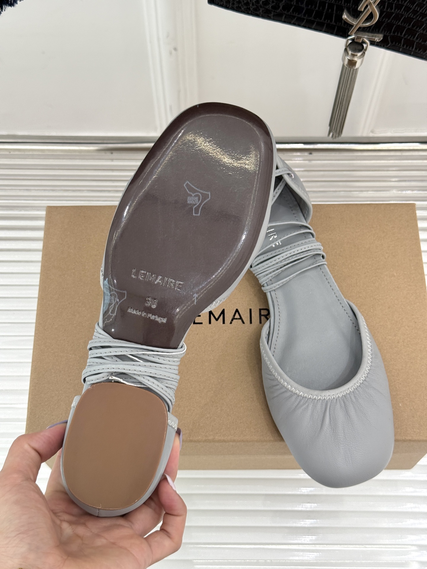 
Lemaire25s新品中空罗马芭蕾舞鞋
它家的鞋子一直都是女人味风格 
这款有点罗马风的鞋也不失优雅