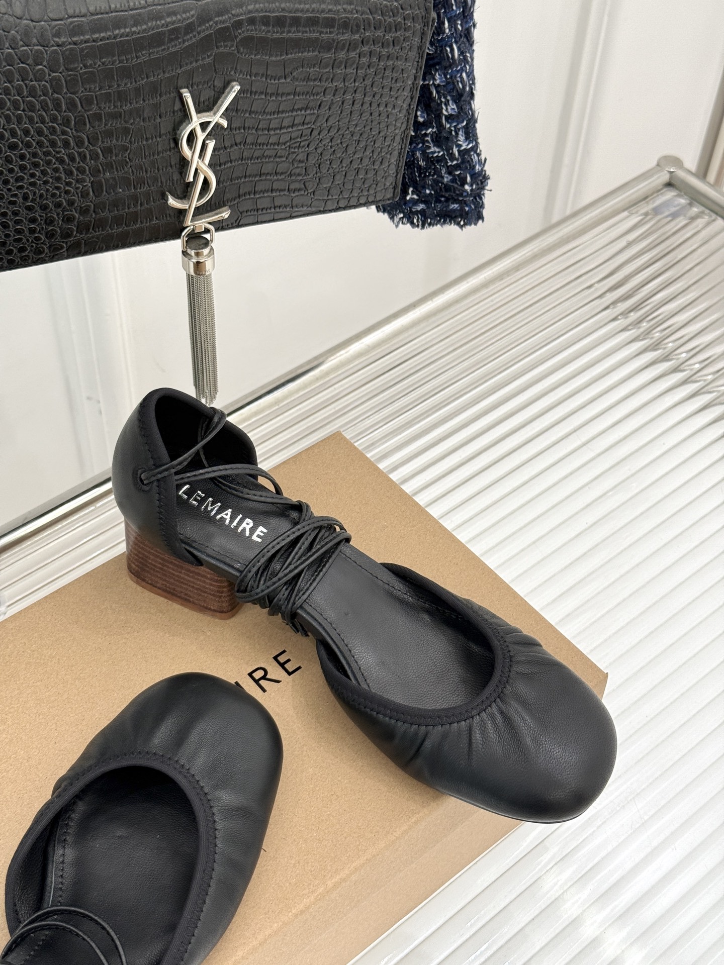 
Lemaire25s新品中空罗马芭蕾舞鞋
它家的鞋子一直都是女人味风格 
这款有点罗马风的鞋也不失优雅