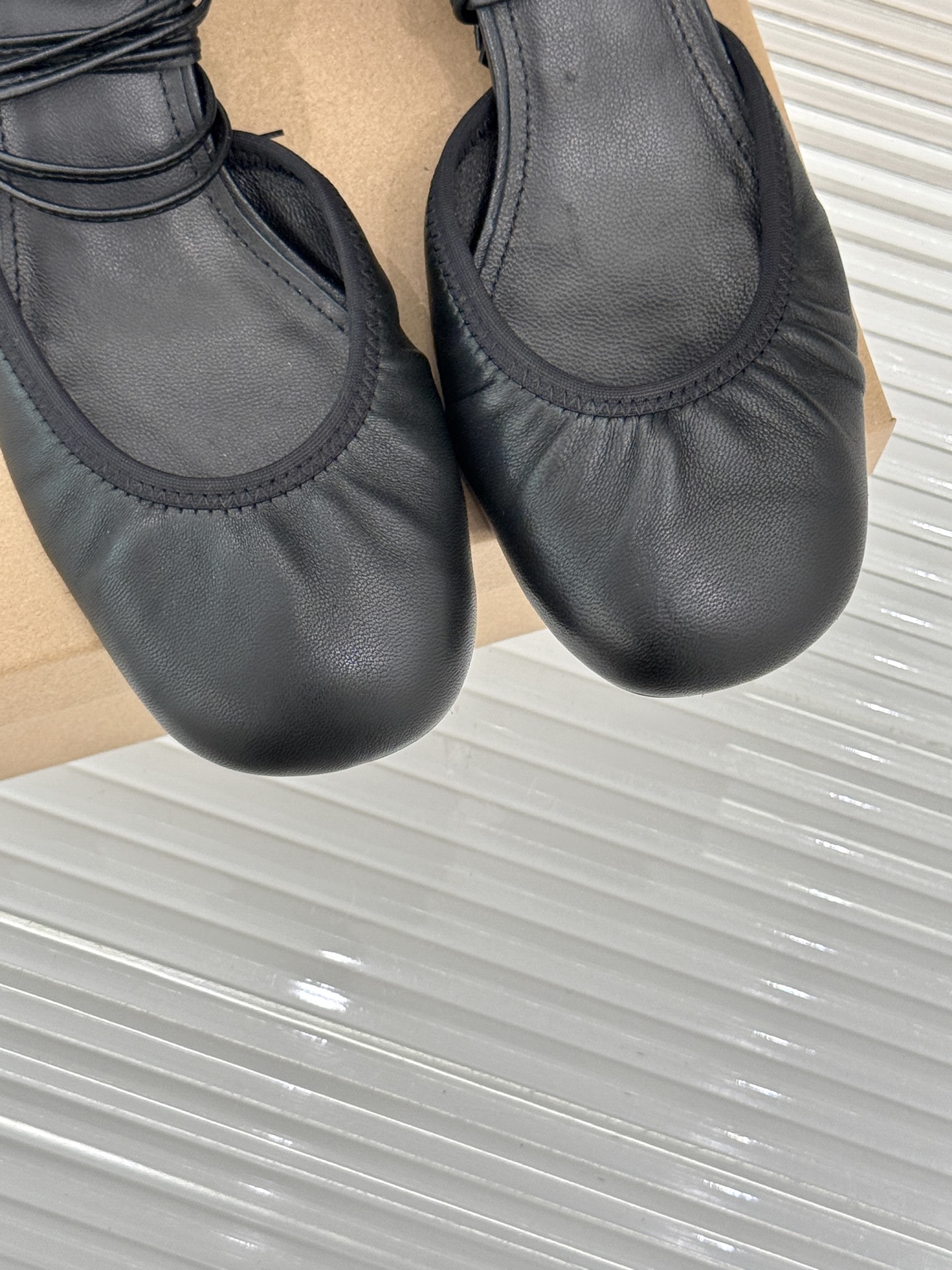 
Lemaire25s新品中空罗马芭蕾舞鞋
它家的鞋子一直都是女人味风格 
这款有点罗马风的鞋也不失优雅