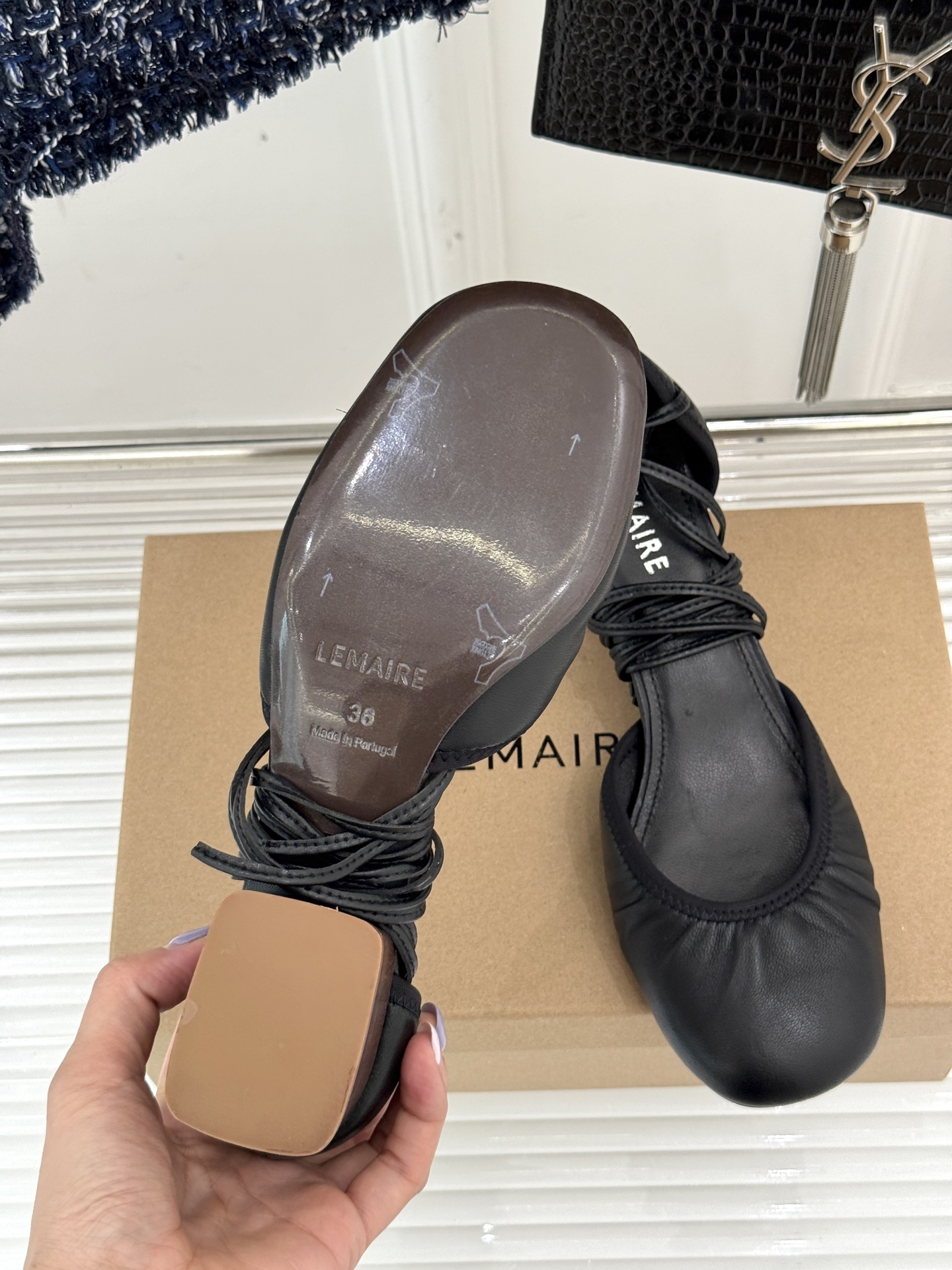 
Lemaire25s新品中空罗马芭蕾舞鞋
它家的鞋子一直都是女人味风格 
这款有点罗马风的鞋也不失优雅