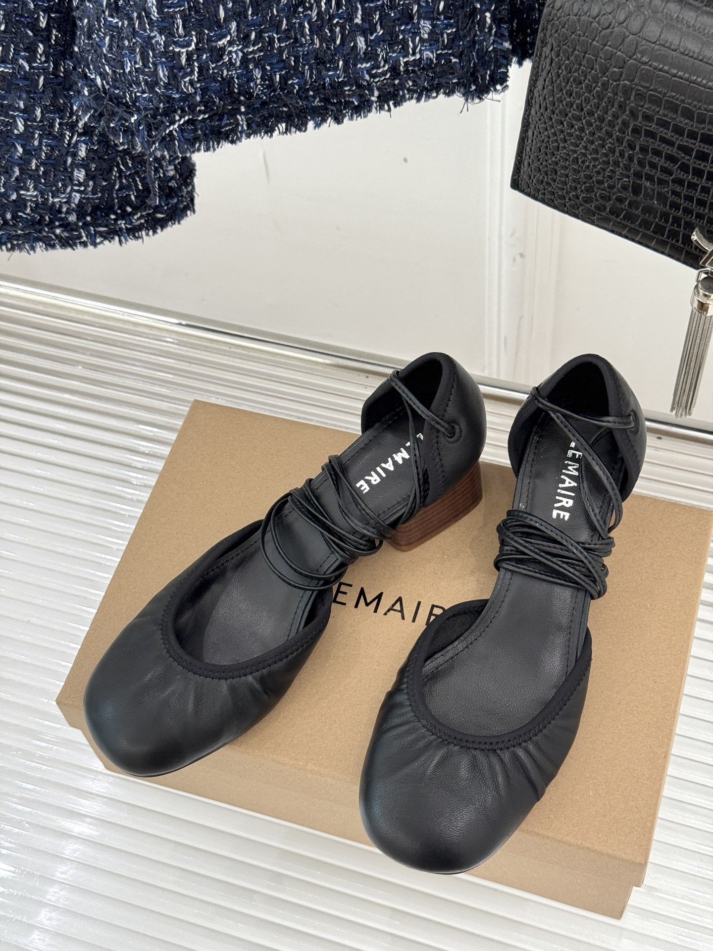 
Lemaire25s新品中空罗马芭蕾舞鞋
它家的鞋子一直都是女人味风格 
这款有点罗马风的鞋也不失优雅