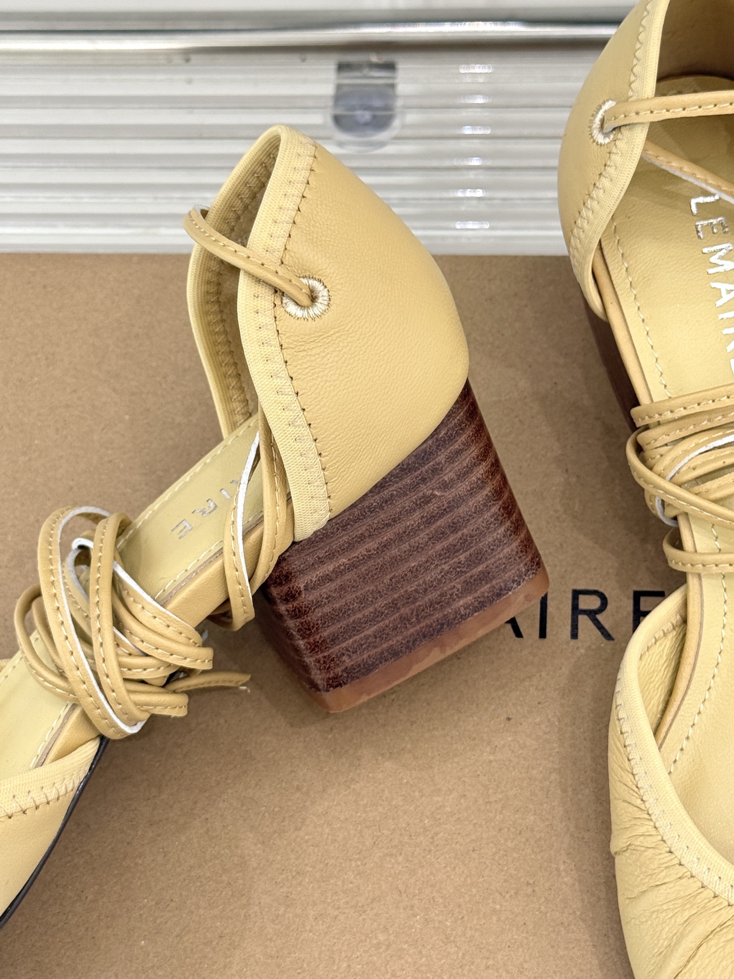 
Lemaire25s新品中空罗马芭蕾舞鞋
它家的鞋子一直都是女人味风格 
这款有点罗马风的鞋也不失优雅