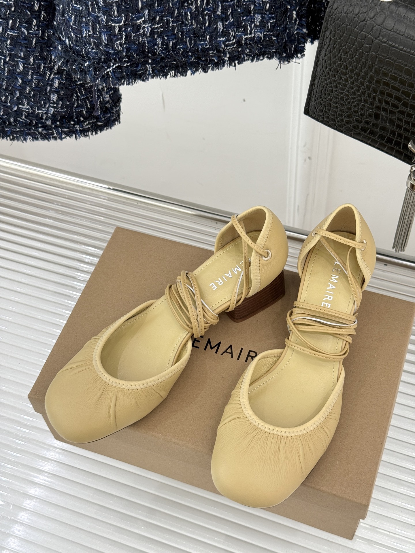 
Lemaire25s新品中空罗马芭蕾舞鞋
它家的鞋子一直都是女人味风格 
这款有点罗马风的鞋也不失优雅