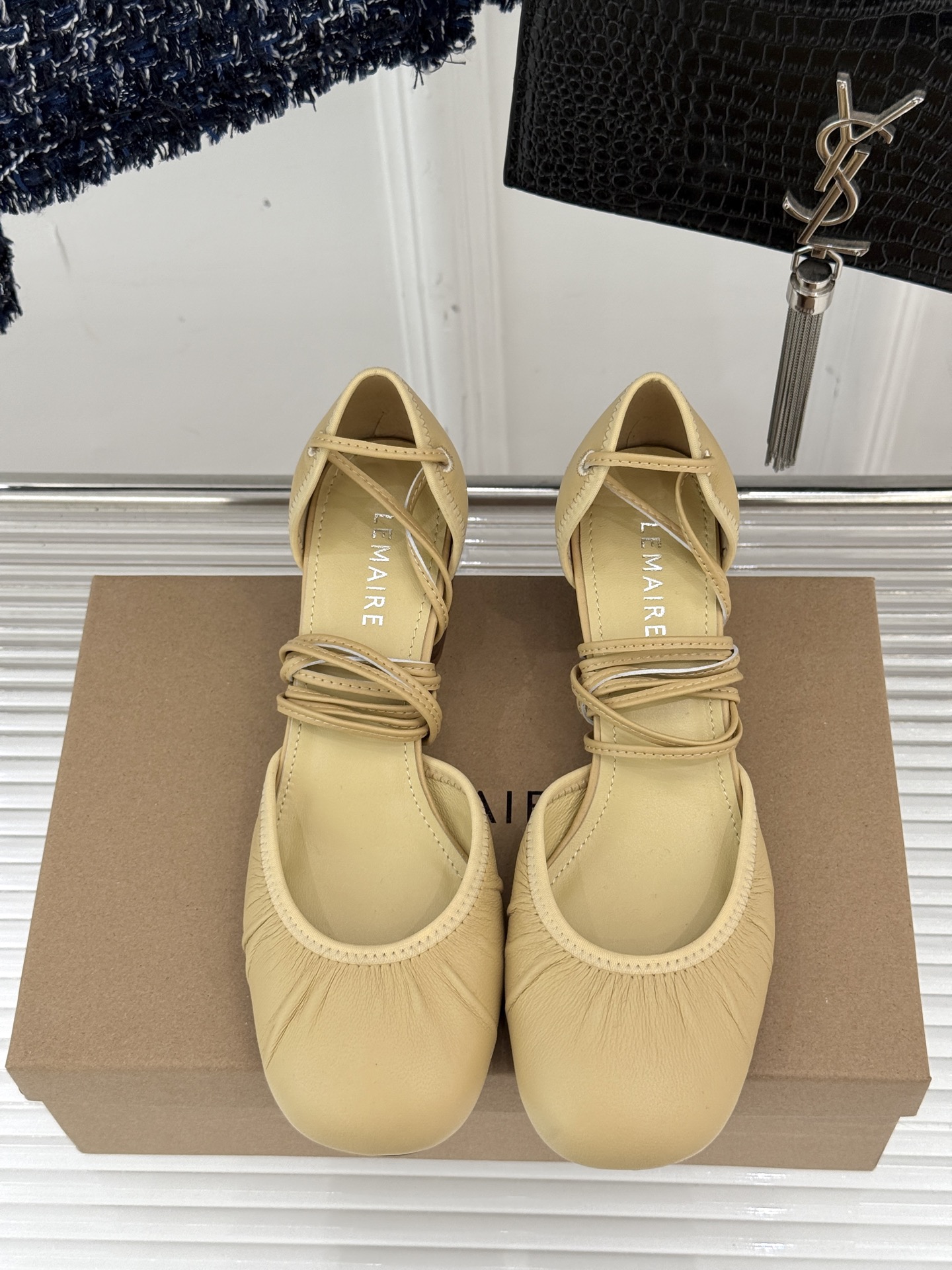 
Lemaire25s新品中空罗马芭蕾舞鞋
它家的鞋子一直都是女人味风格 
这款有点罗马风的鞋也不失优雅