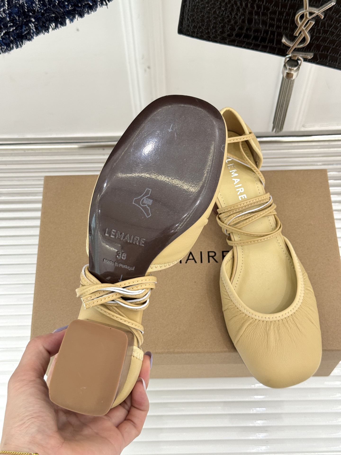 
Lemaire25s新品中空罗马芭蕾舞鞋
它家的鞋子一直都是女人味风格 
这款有点罗马风的鞋也不失优雅