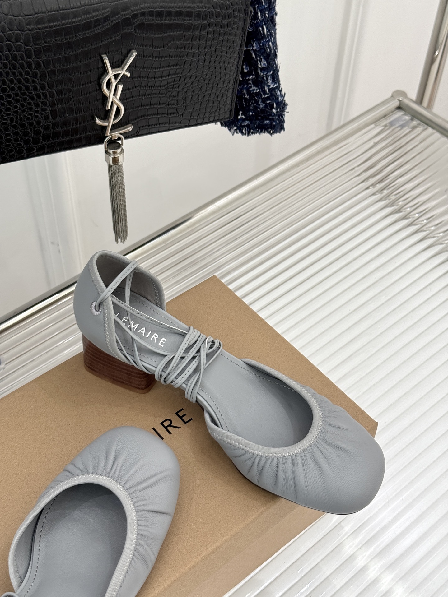 
Lemaire25s新品中空罗马芭蕾舞鞋
它家的鞋子一直都是女人味风格 
这款有点罗马风的鞋也不失优雅