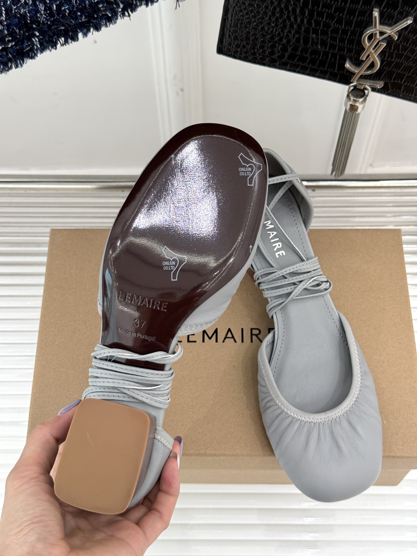 
Lemaire25s新品中空罗马芭蕾舞鞋
它家的鞋子一直都是女人味风格 
这款有点罗马风的鞋也不失优雅