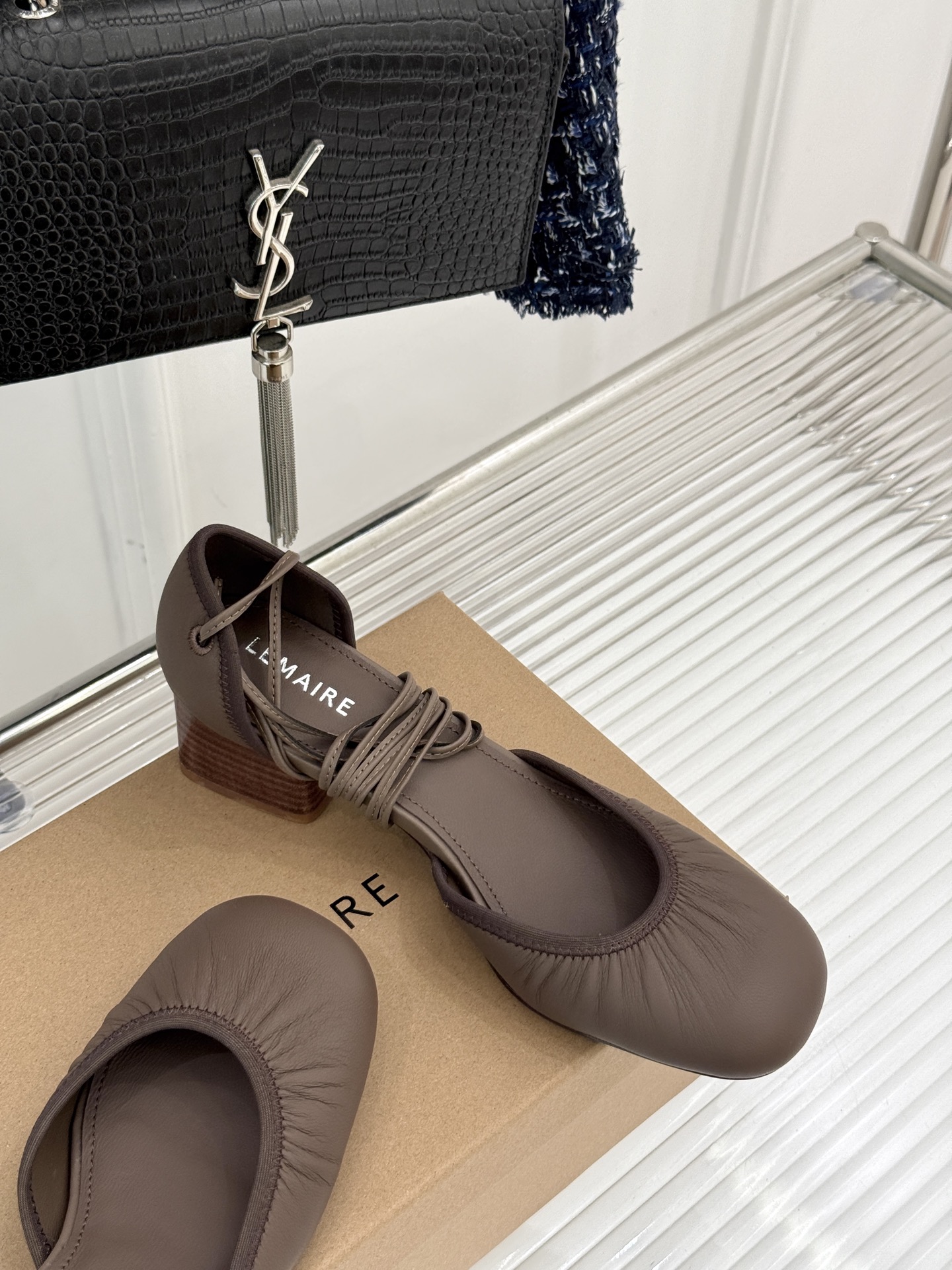 
Lemaire25s新品中空罗马芭蕾舞鞋
它家的鞋子一直都是女人味风格 
这款有点罗马风的鞋也不失优雅