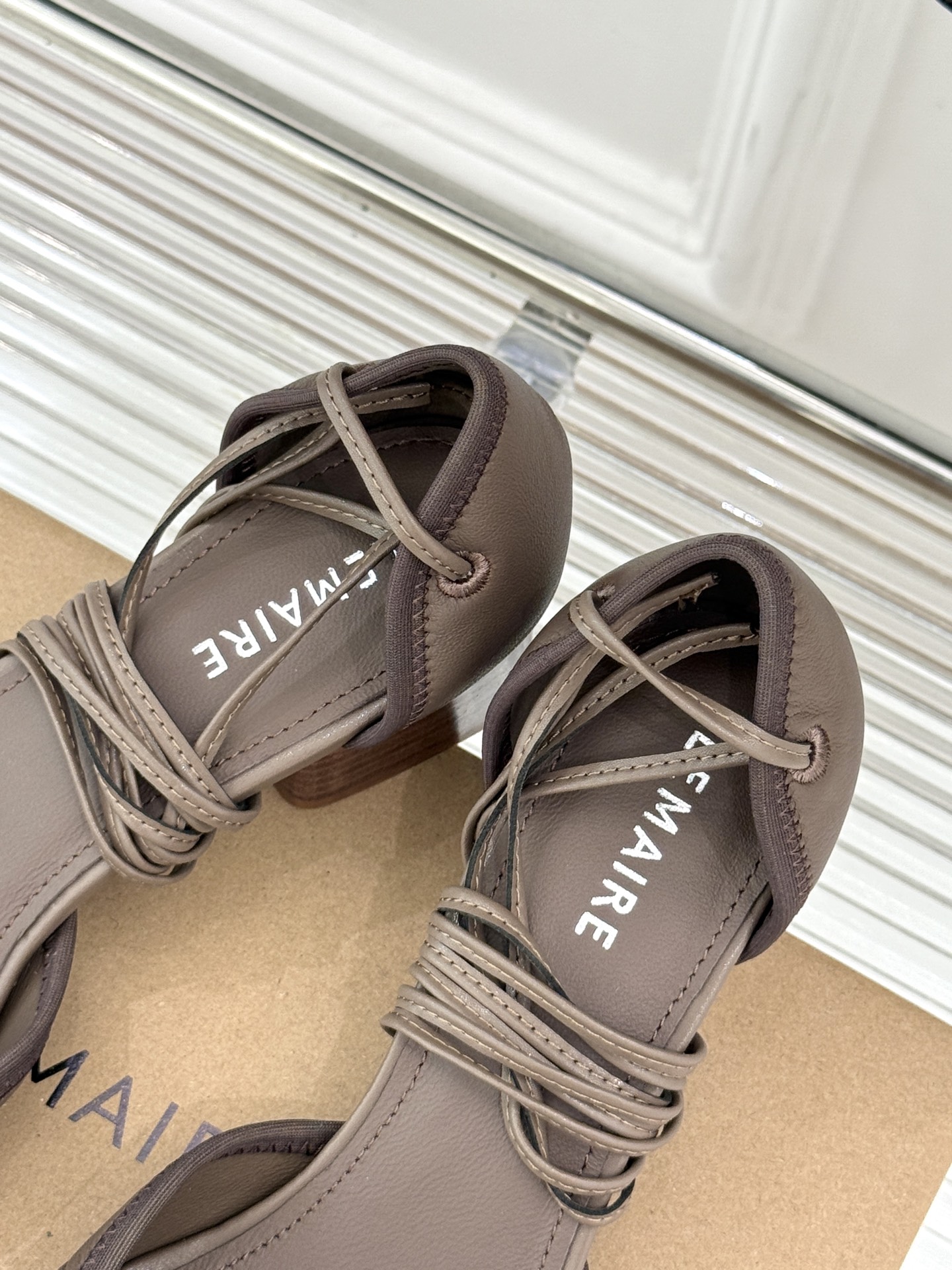 
Lemaire25s新品中空罗马芭蕾舞鞋
它家的鞋子一直都是女人味风格 
这款有点罗马风的鞋也不失优雅