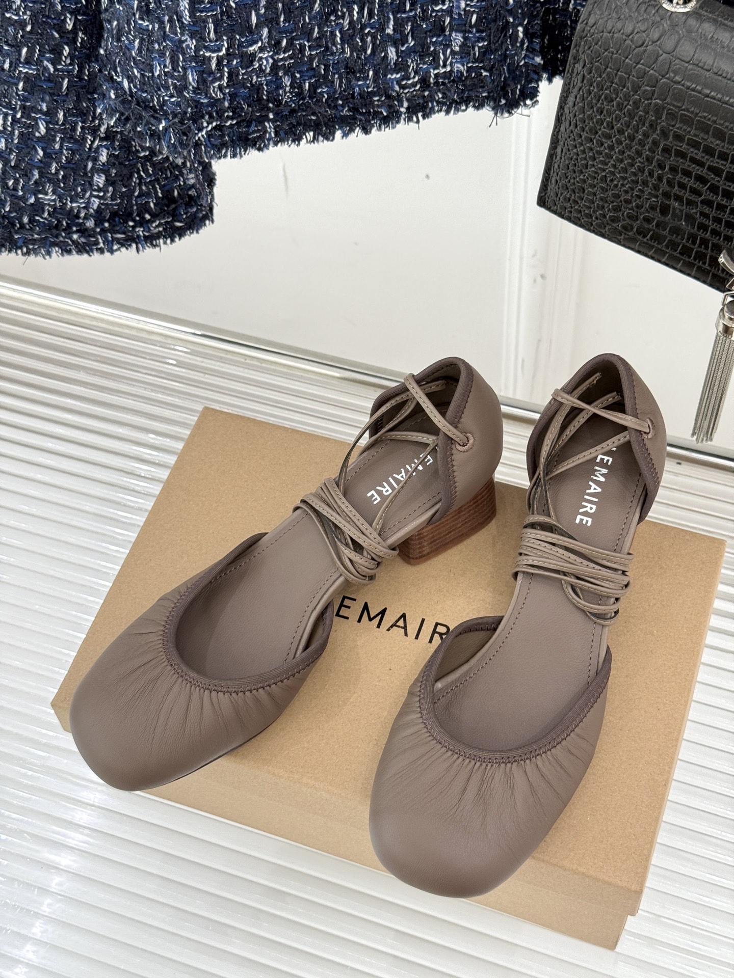 
Lemaire25s新品中空罗马芭蕾舞鞋
它家的鞋子一直都是女人味风格 
这款有点罗马风的鞋也不失优雅
