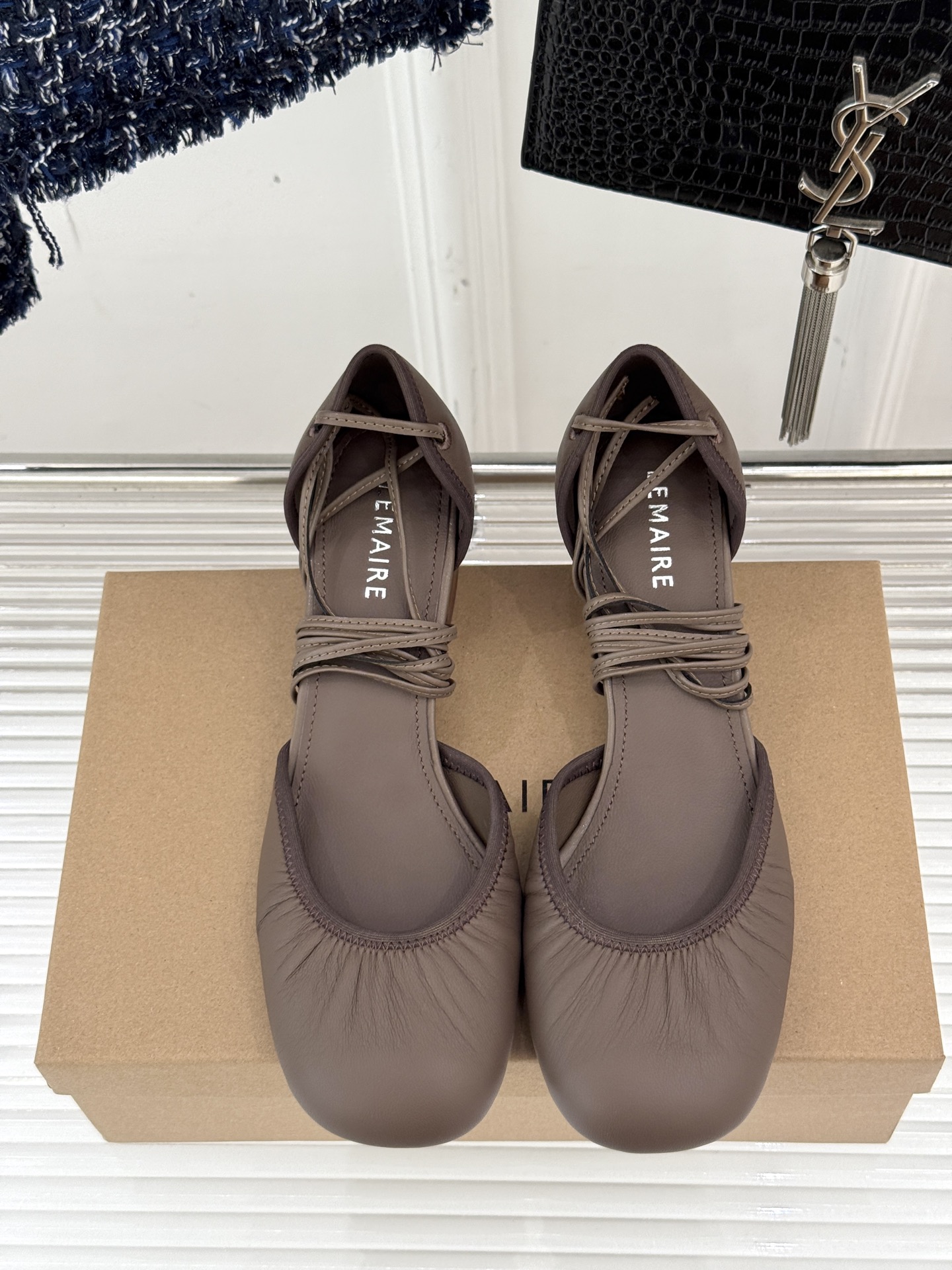 
Lemaire25s新品中空罗马芭蕾舞鞋
它家的鞋子一直都是女人味风格 
这款有点罗马风的鞋也不失优雅