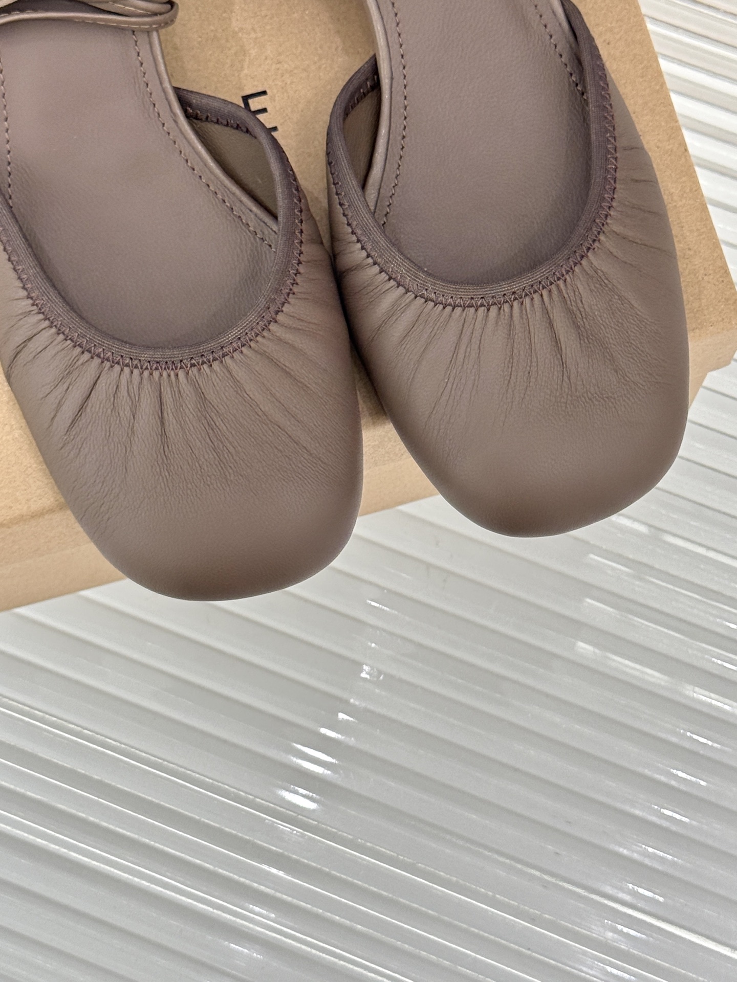 
Lemaire25s新品中空罗马芭蕾舞鞋
它家的鞋子一直都是女人味风格 
这款有点罗马风的鞋也不失优雅