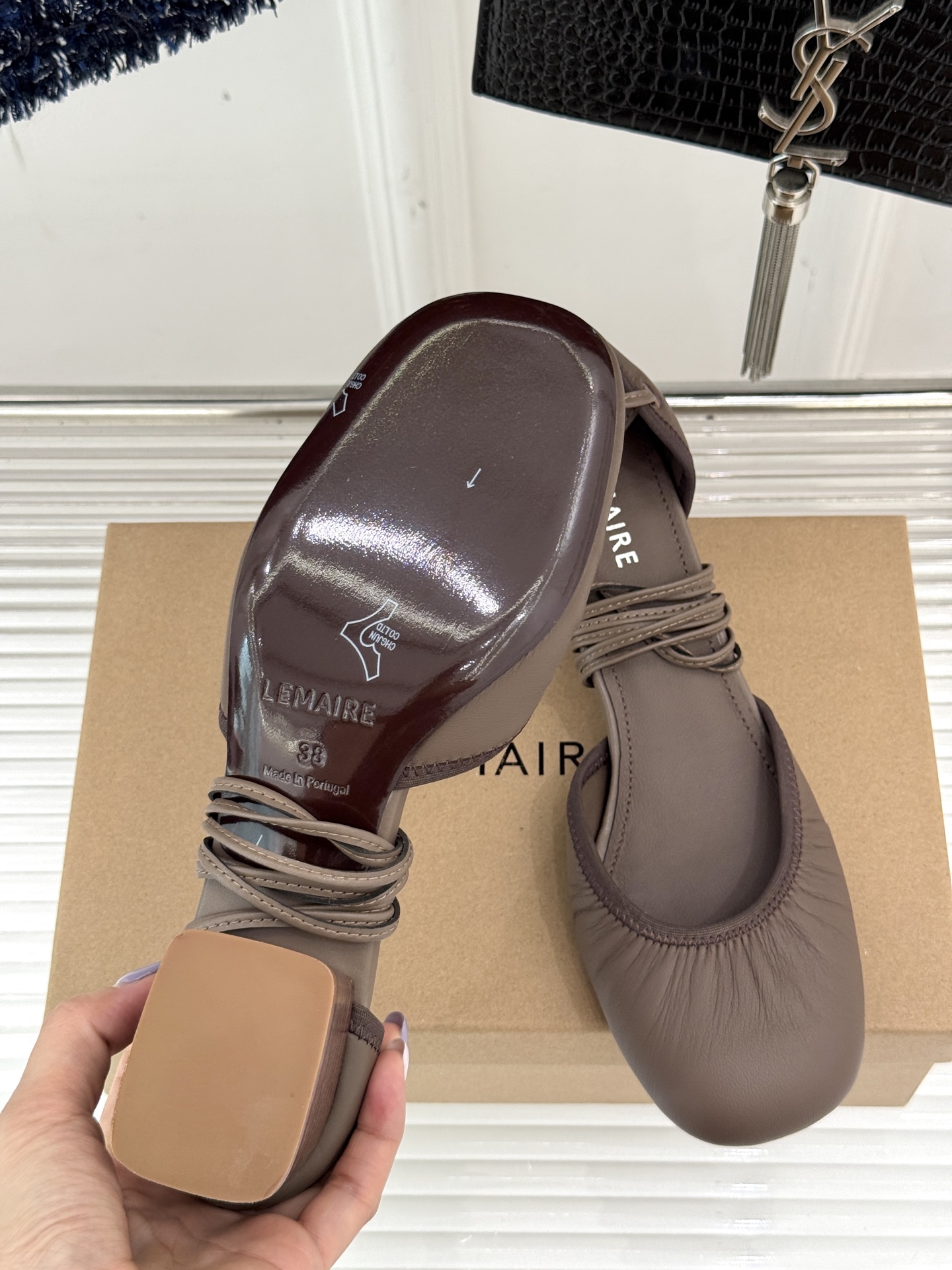 
Lemaire25s新品中空罗马芭蕾舞鞋
它家的鞋子一直都是女人味风格 
这款有点罗马风的鞋也不失优雅