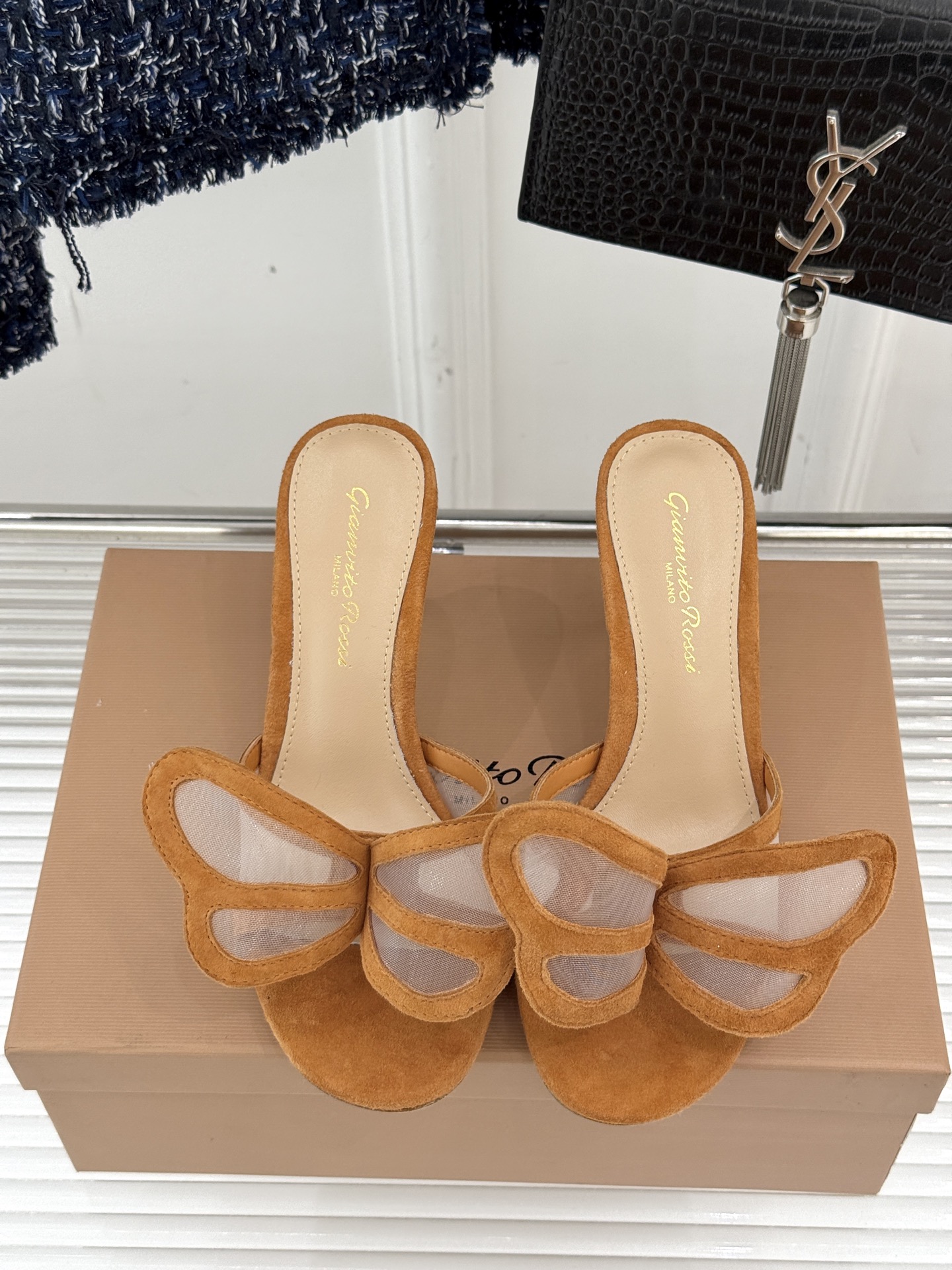 
GianvitoRossi/吉安维托罗西经典
绝美蕾丝蝴蝶🦋高跟拖鞋
本季蕾丝搭配高跟也太美了吧
若隐