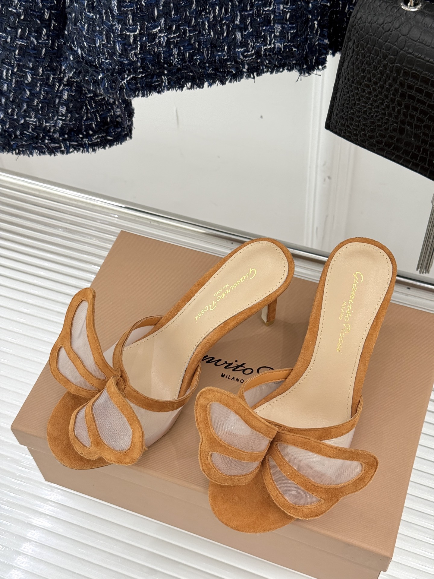 
GianvitoRossi/吉安维托罗西经典
绝美蕾丝蝴蝶🦋高跟拖鞋
本季蕾丝搭配高跟也太美了吧
若隐