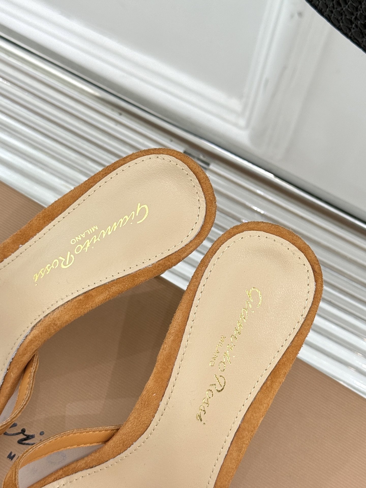 
GianvitoRossi/吉安维托罗西经典
绝美蕾丝蝴蝶🦋高跟拖鞋
本季蕾丝搭配高跟也太美了吧
若隐