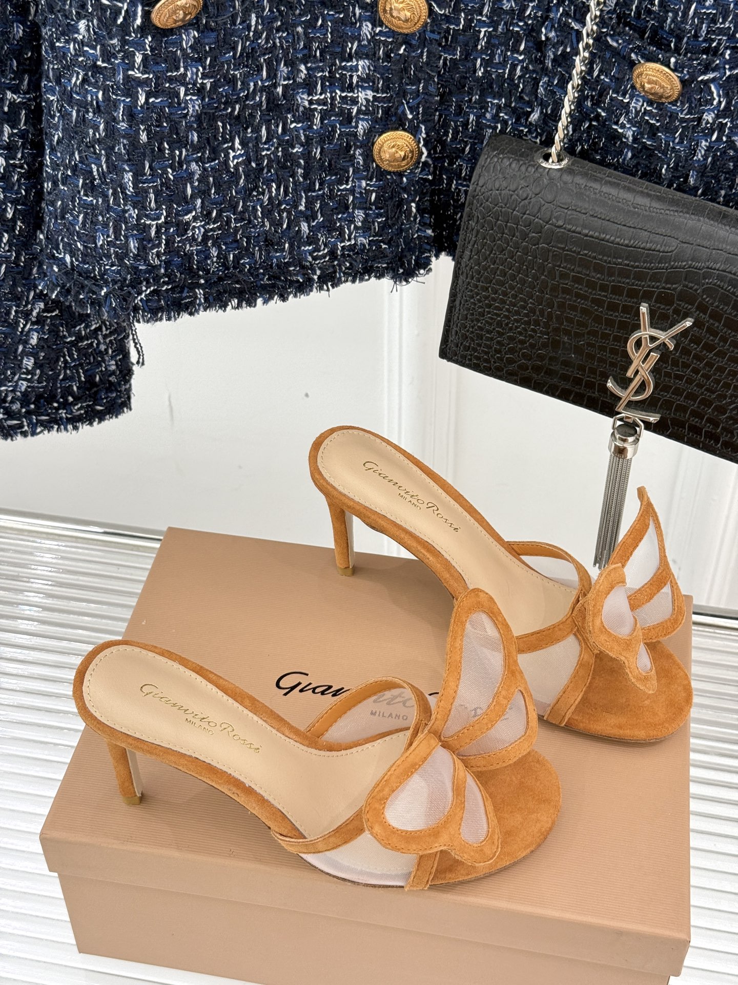 
GianvitoRossi/吉安维托罗西经典
绝美蕾丝蝴蝶🦋高跟拖鞋
本季蕾丝搭配高跟也太美了吧
若隐