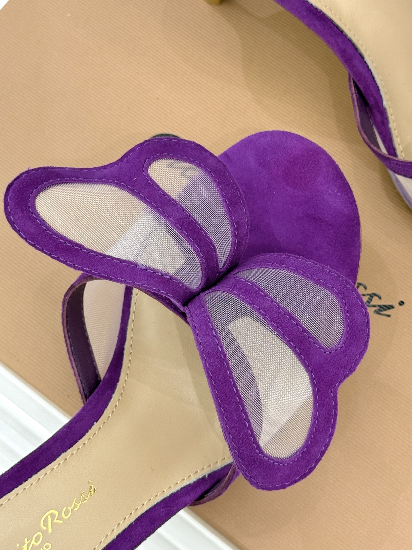 
GianvitoRossi/吉安维托罗西经典
绝美蕾丝蝴蝶🦋高跟拖鞋
本季蕾丝搭配高跟也太美了吧
若隐