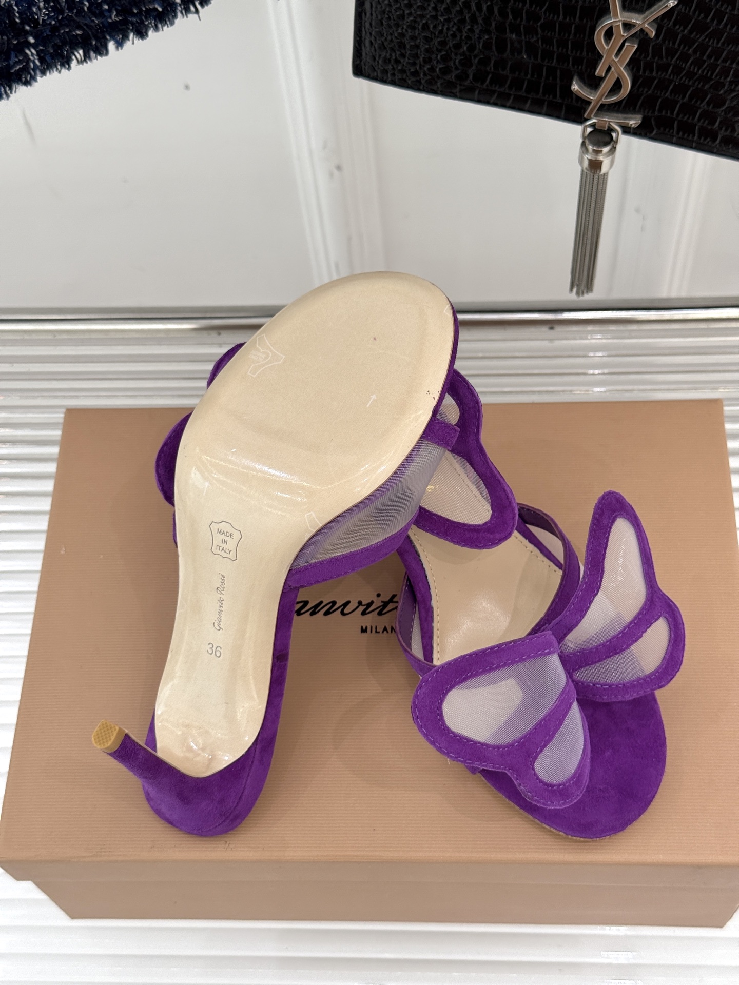 
GianvitoRossi/吉安维托罗西经典
绝美蕾丝蝴蝶🦋高跟拖鞋
本季蕾丝搭配高跟也太美了吧
若隐
