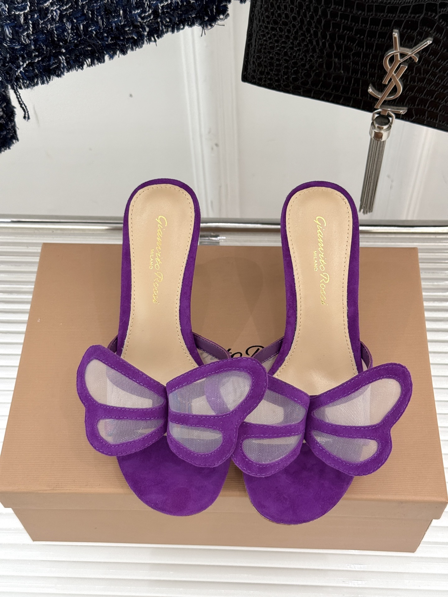 
GianvitoRossi/吉安维托罗西经典
绝美蕾丝蝴蝶🦋高跟拖鞋
本季蕾丝搭配高跟也太美了吧
若隐