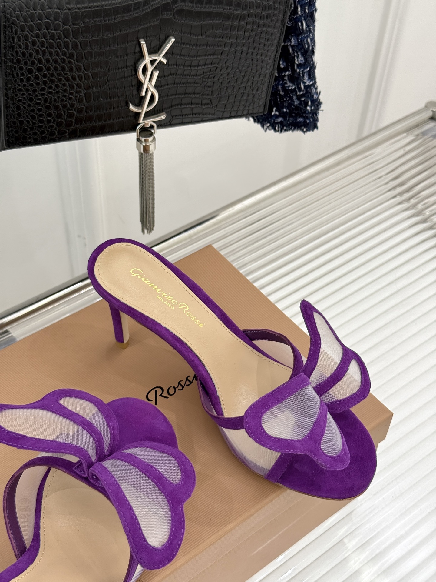 
GianvitoRossi/吉安维托罗西经典
绝美蕾丝蝴蝶🦋高跟拖鞋
本季蕾丝搭配高跟也太美了吧
若隐
