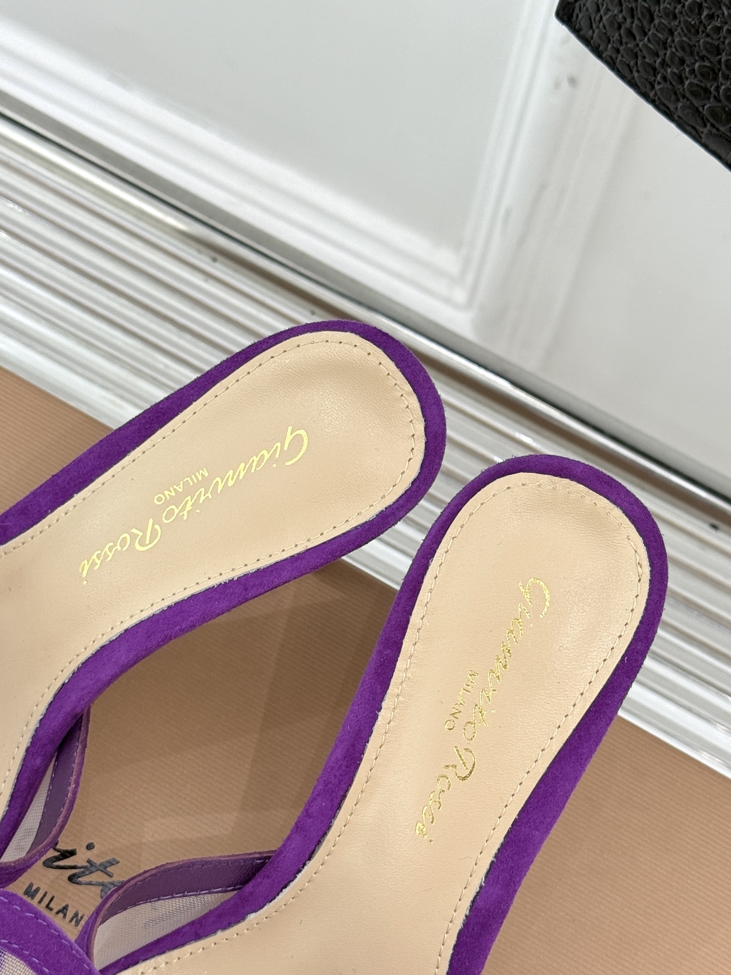 
GianvitoRossi/吉安维托罗西经典
绝美蕾丝蝴蝶🦋高跟拖鞋
本季蕾丝搭配高跟也太美了吧
若隐