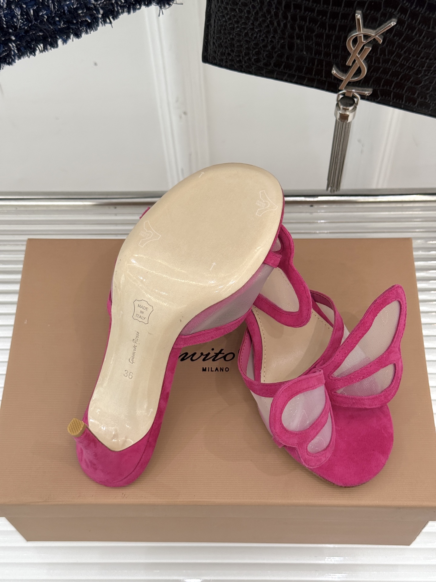 
GianvitoRossi/吉安维托罗西经典
绝美蕾丝蝴蝶🦋高跟拖鞋
本季蕾丝搭配高跟也太美了吧
若隐