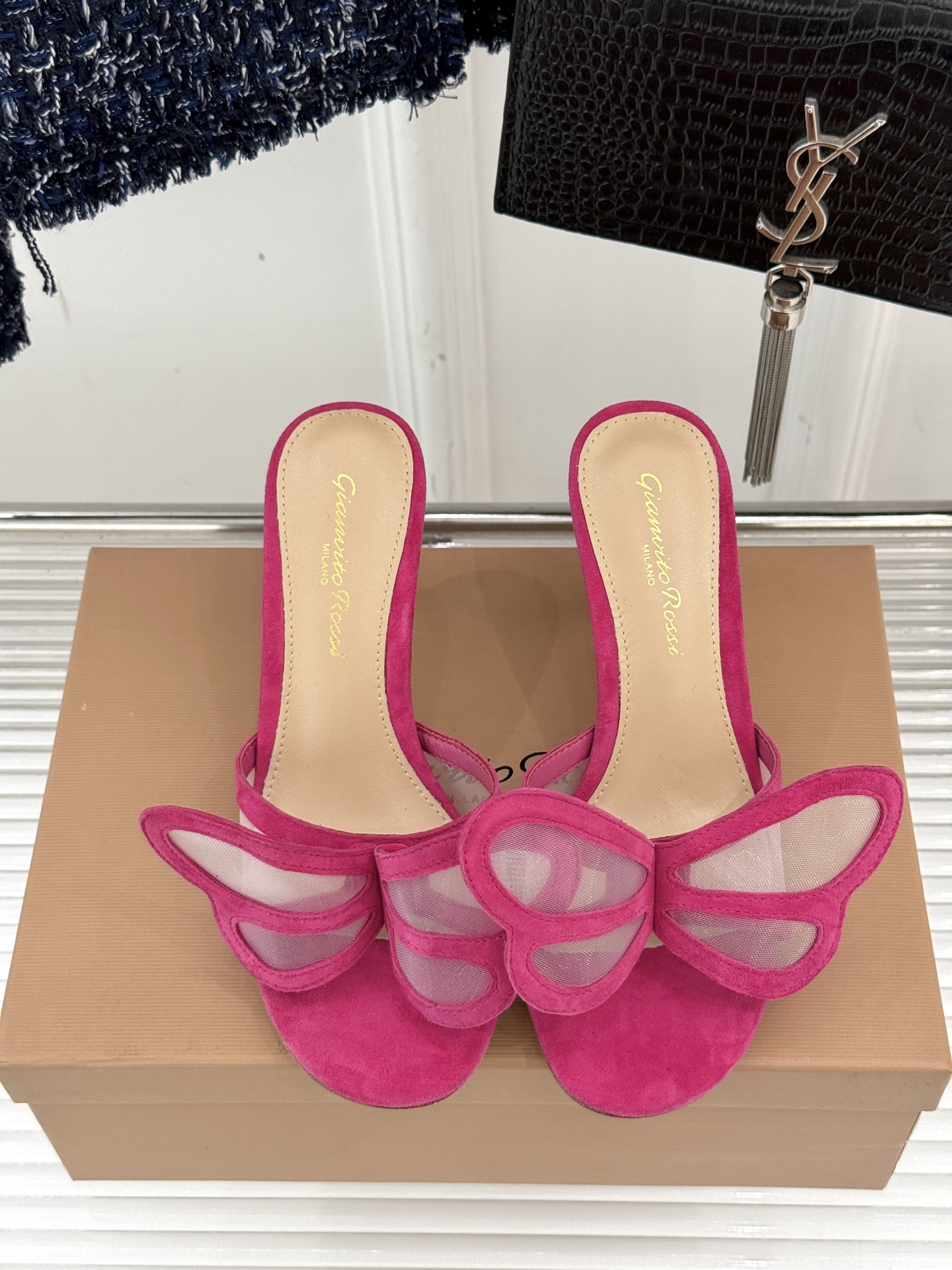 
GianvitoRossi/吉安维托罗西经典
绝美蕾丝蝴蝶🦋高跟拖鞋
本季蕾丝搭配高跟也太美了吧
若隐