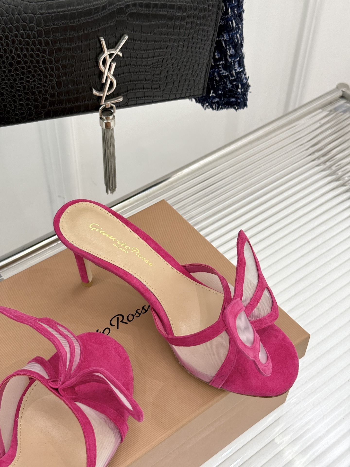 
GianvitoRossi/吉安维托罗西经典
绝美蕾丝蝴蝶🦋高跟拖鞋
本季蕾丝搭配高跟也太美了吧
若隐