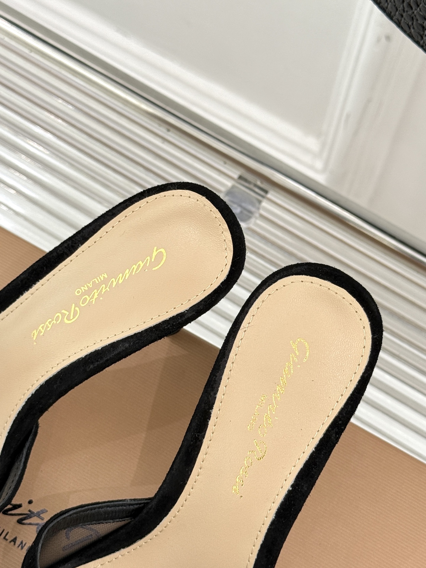 
GianvitoRossi/吉安维托罗西经典
绝美蕾丝蝴蝶🦋高跟拖鞋
本季蕾丝搭配高跟也太美了吧
若隐