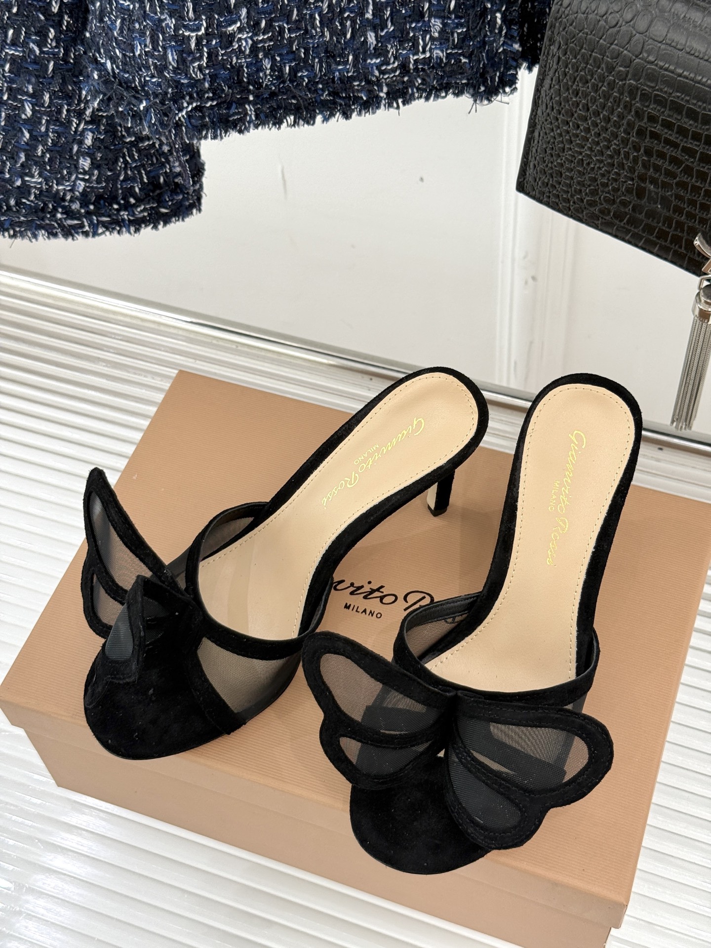 
GianvitoRossi/吉安维托罗西经典
绝美蕾丝蝴蝶🦋高跟拖鞋
本季蕾丝搭配高跟也太美了吧
若隐