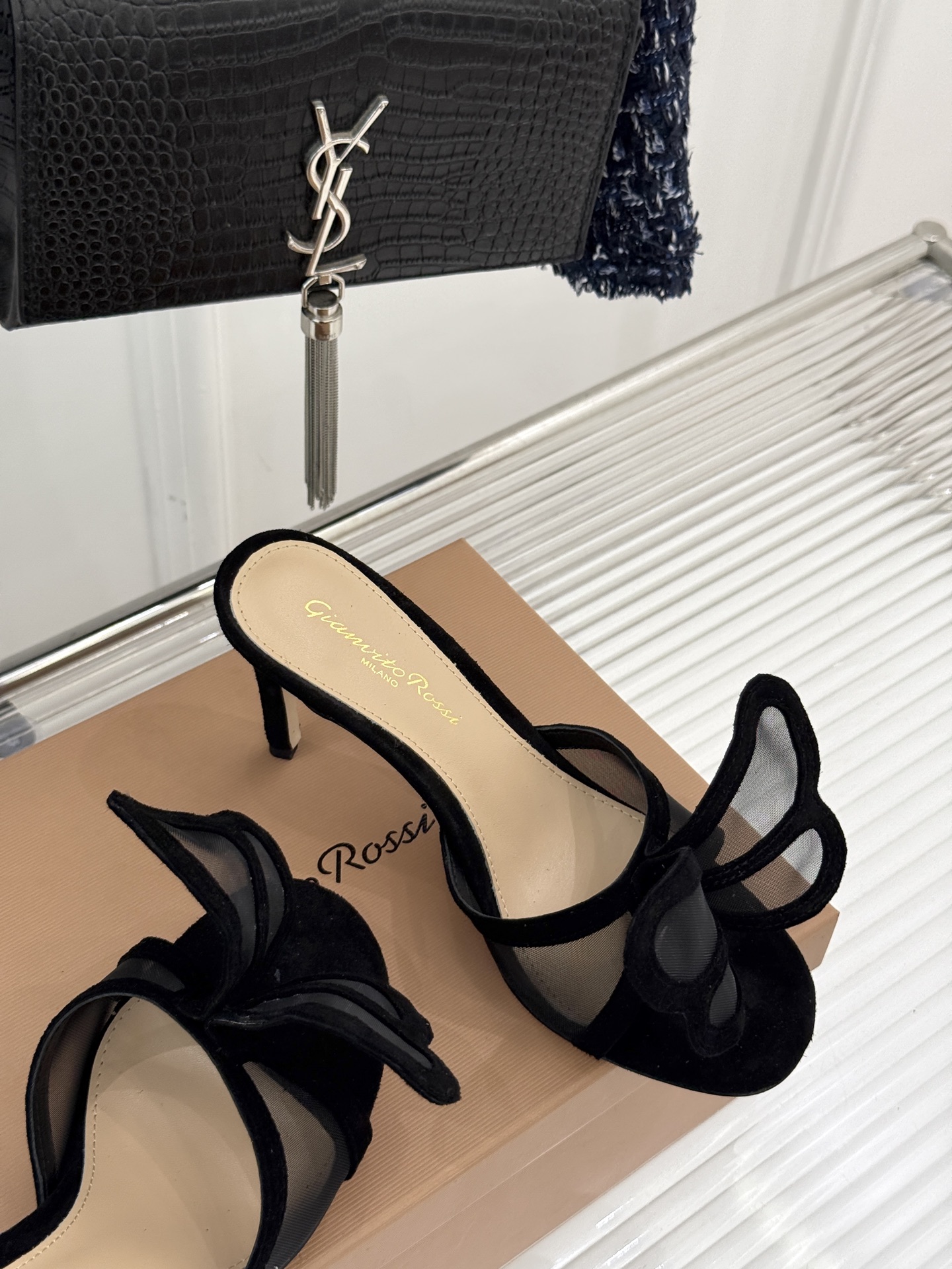 
GianvitoRossi/吉安维托罗西经典
绝美蕾丝蝴蝶🦋高跟拖鞋
本季蕾丝搭配高跟也太美了吧
若隐