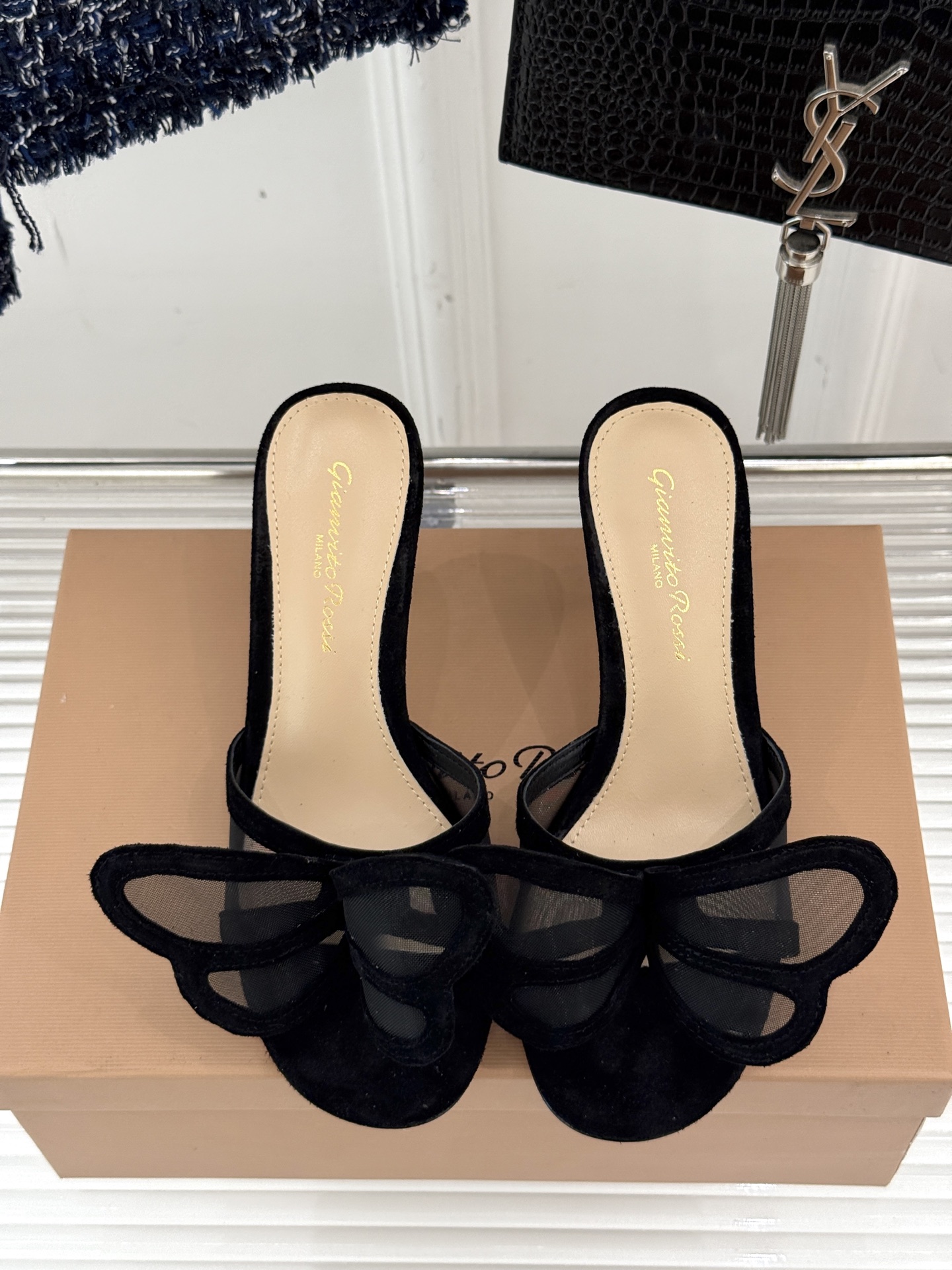 
GianvitoRossi/吉安维托罗西经典
绝美蕾丝蝴蝶🦋高跟拖鞋
本季蕾丝搭配高跟也太美了吧
若隐