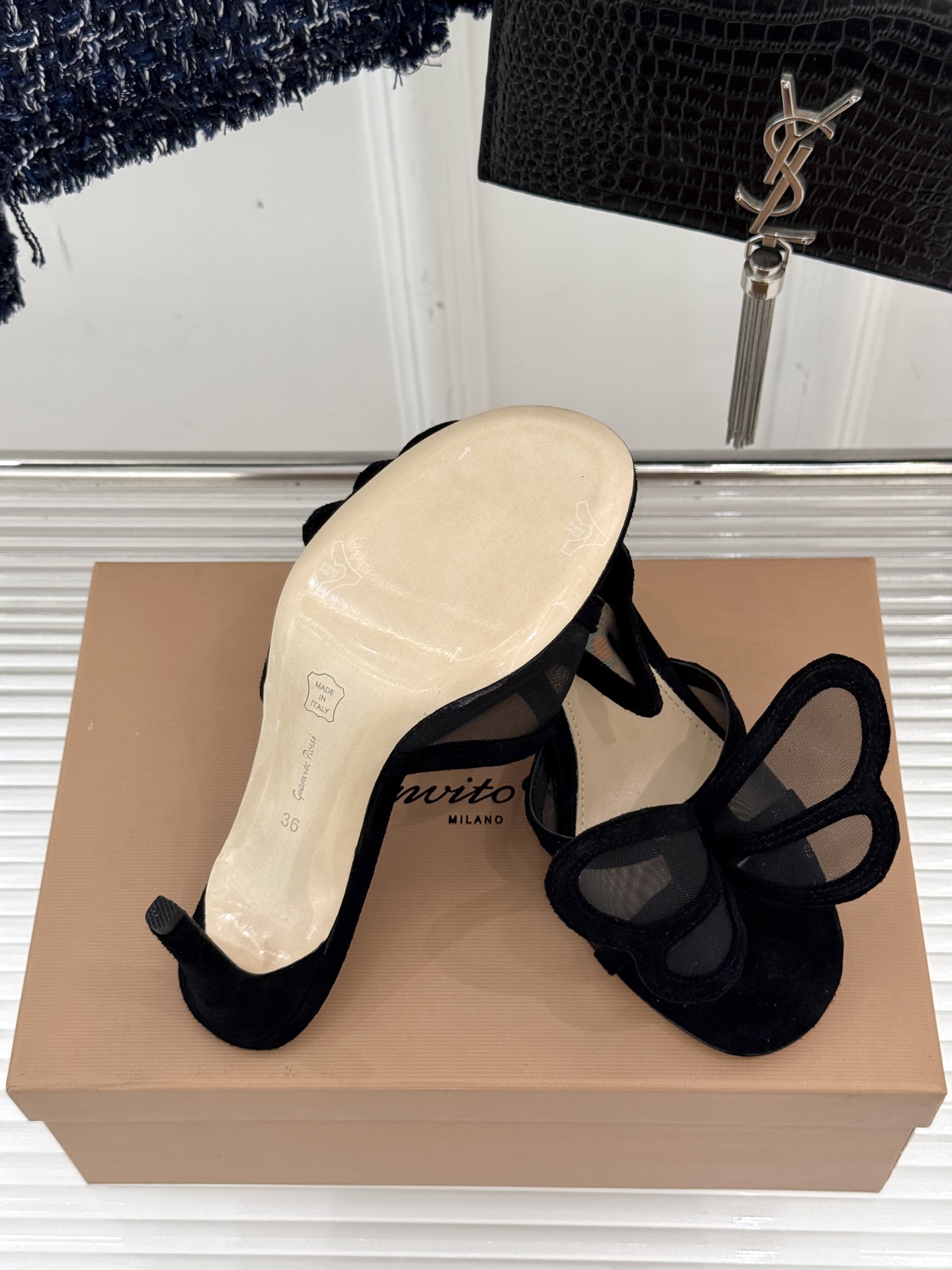 
GianvitoRossi/吉安维托罗西经典
绝美蕾丝蝴蝶🦋高跟拖鞋
本季蕾丝搭配高跟也太美了吧
若隐