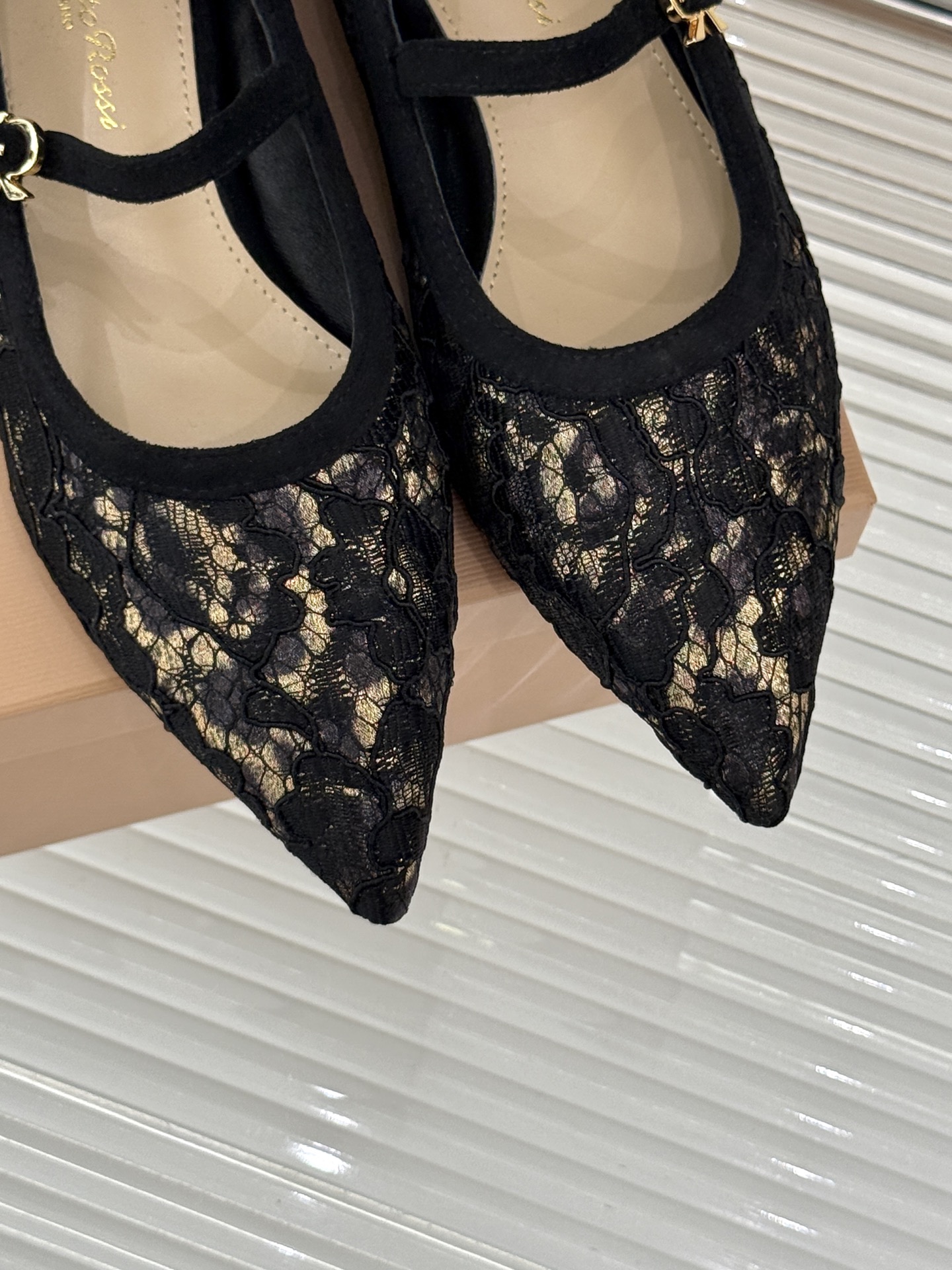 
GianvitoRossi/吉安维托罗西经典
绝美蕾丝尖头玛丽珍鞋
这一季蕾丝系列真的超美😍
若隐若现