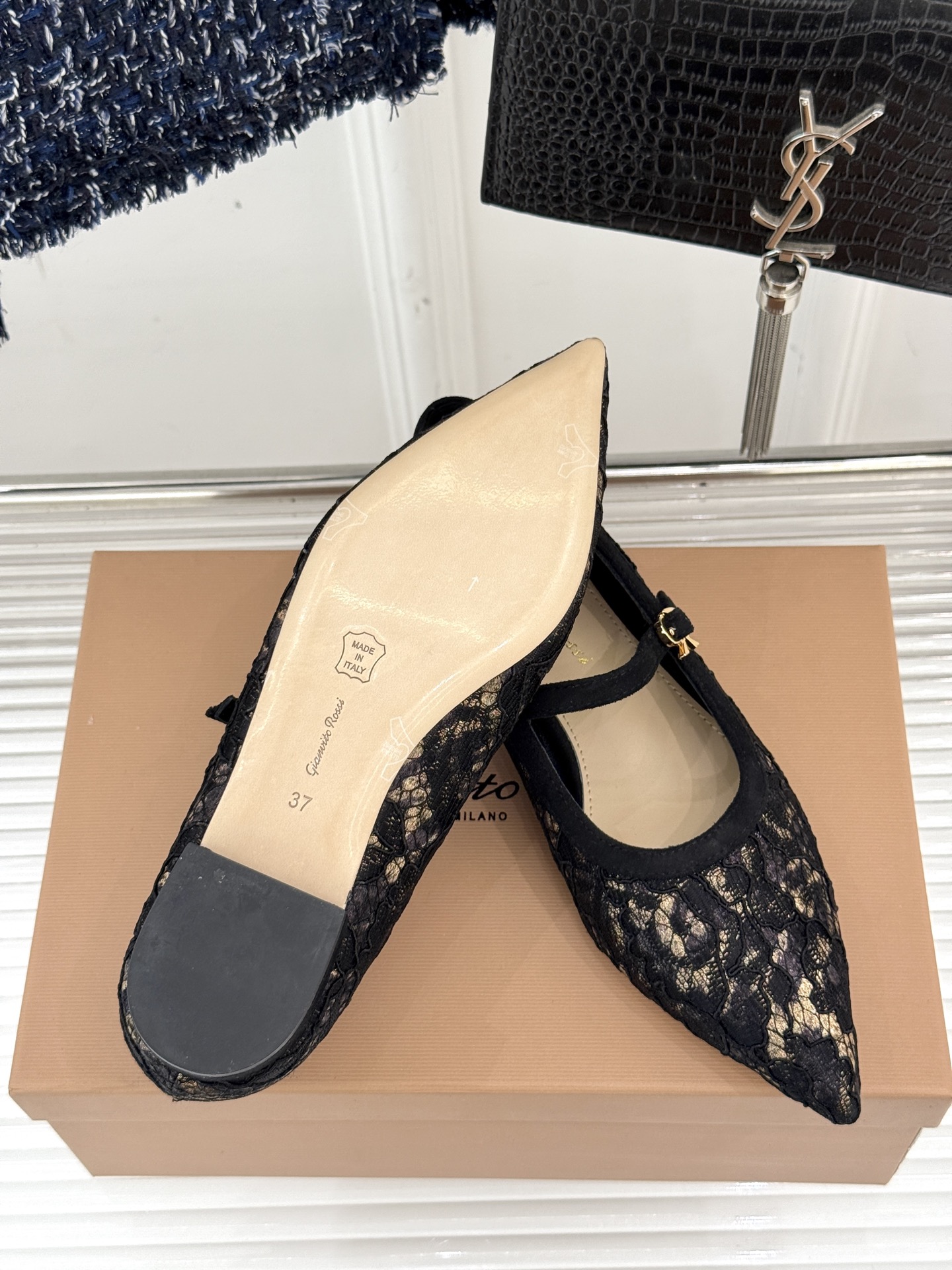 
GianvitoRossi/吉安维托罗西经典
绝美蕾丝尖头玛丽珍鞋
这一季蕾丝系列真的超美😍
若隐若现
