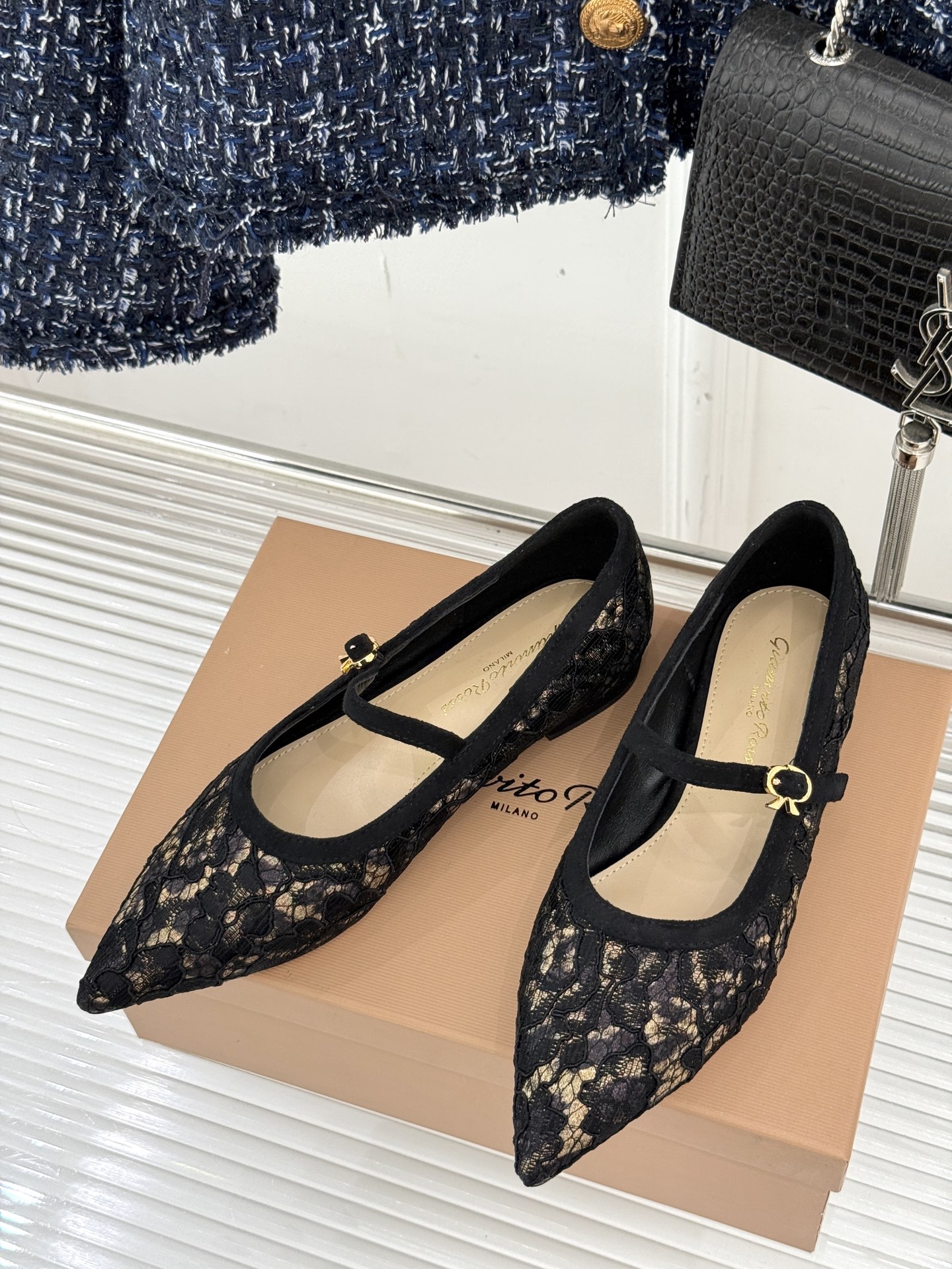 
GianvitoRossi/吉安维托罗西经典
绝美蕾丝尖头玛丽珍鞋
这一季蕾丝系列真的超美😍
若隐若现