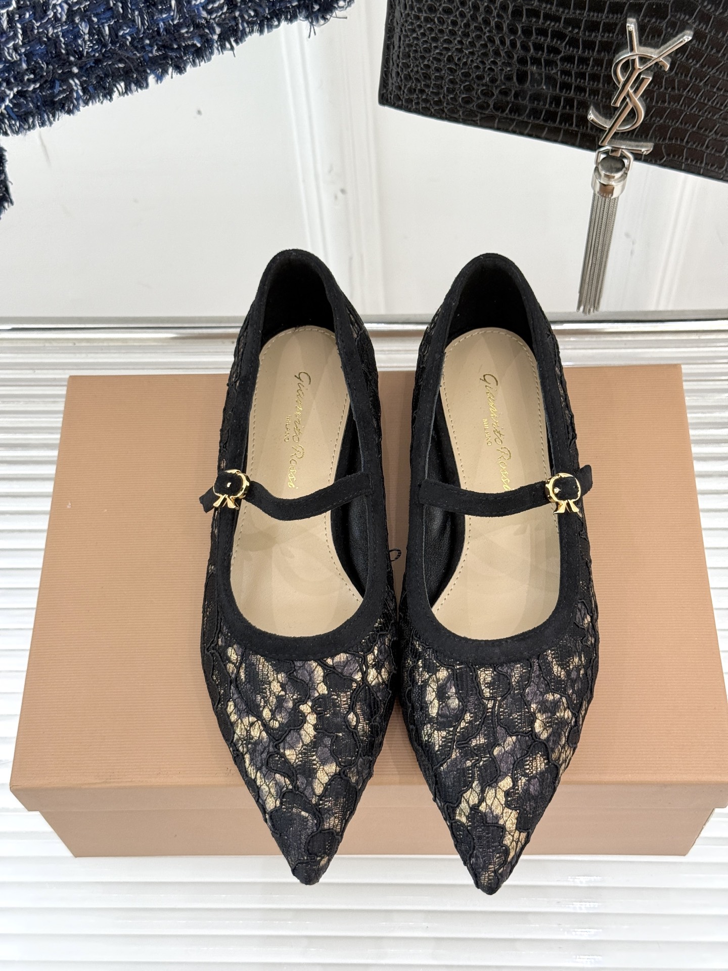 
GianvitoRossi/吉安维托罗西经典
绝美蕾丝尖头玛丽珍鞋
这一季蕾丝系列真的超美😍
若隐若现