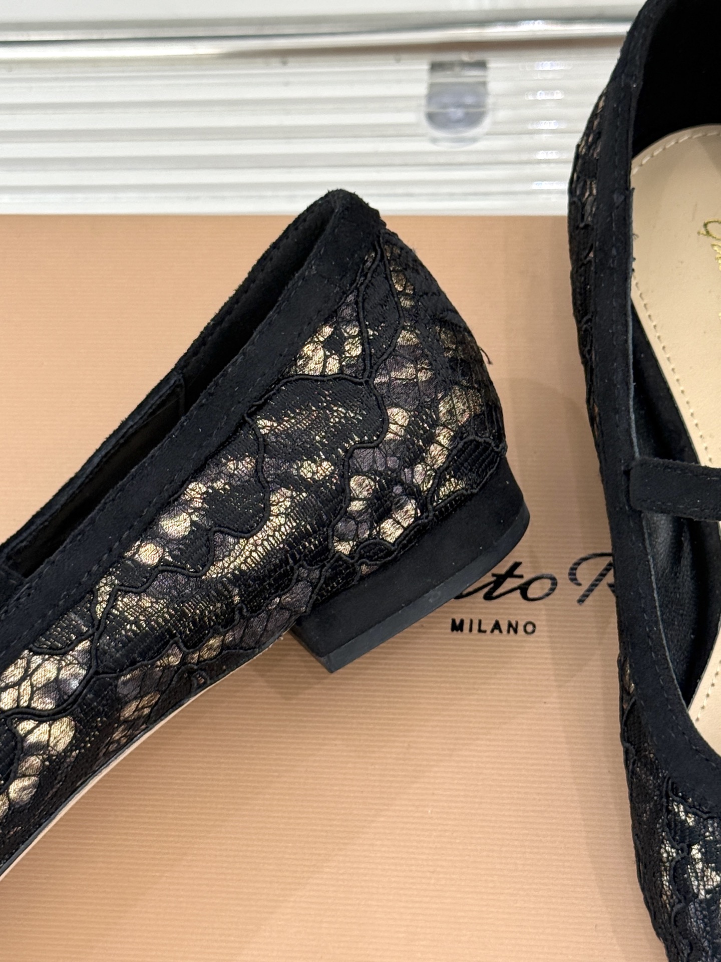 
GianvitoRossi/吉安维托罗西经典
绝美蕾丝尖头玛丽珍鞋
这一季蕾丝系列真的超美😍
若隐若现