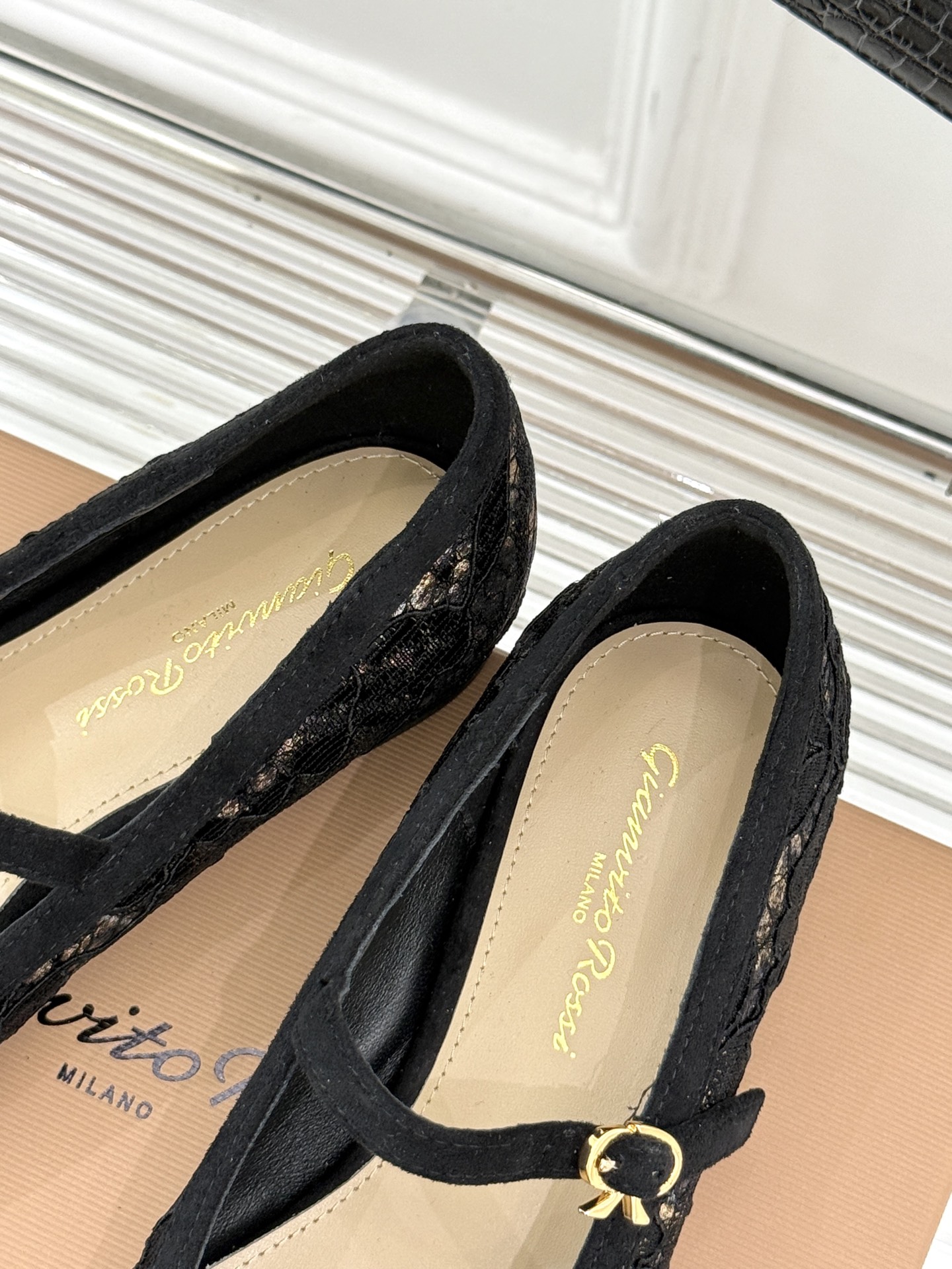 
GianvitoRossi/吉安维托罗西经典
绝美蕾丝尖头玛丽珍鞋
这一季蕾丝系列真的超美😍
若隐若现