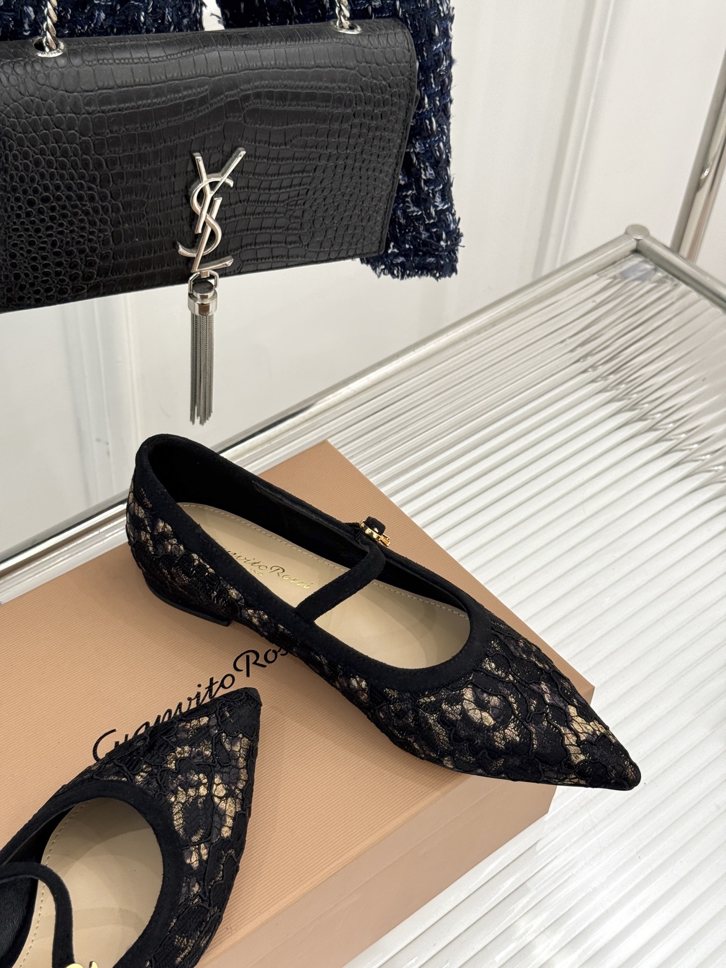 
GianvitoRossi/吉安维托罗西经典
绝美蕾丝尖头玛丽珍鞋
这一季蕾丝系列真的超美😍
若隐若现