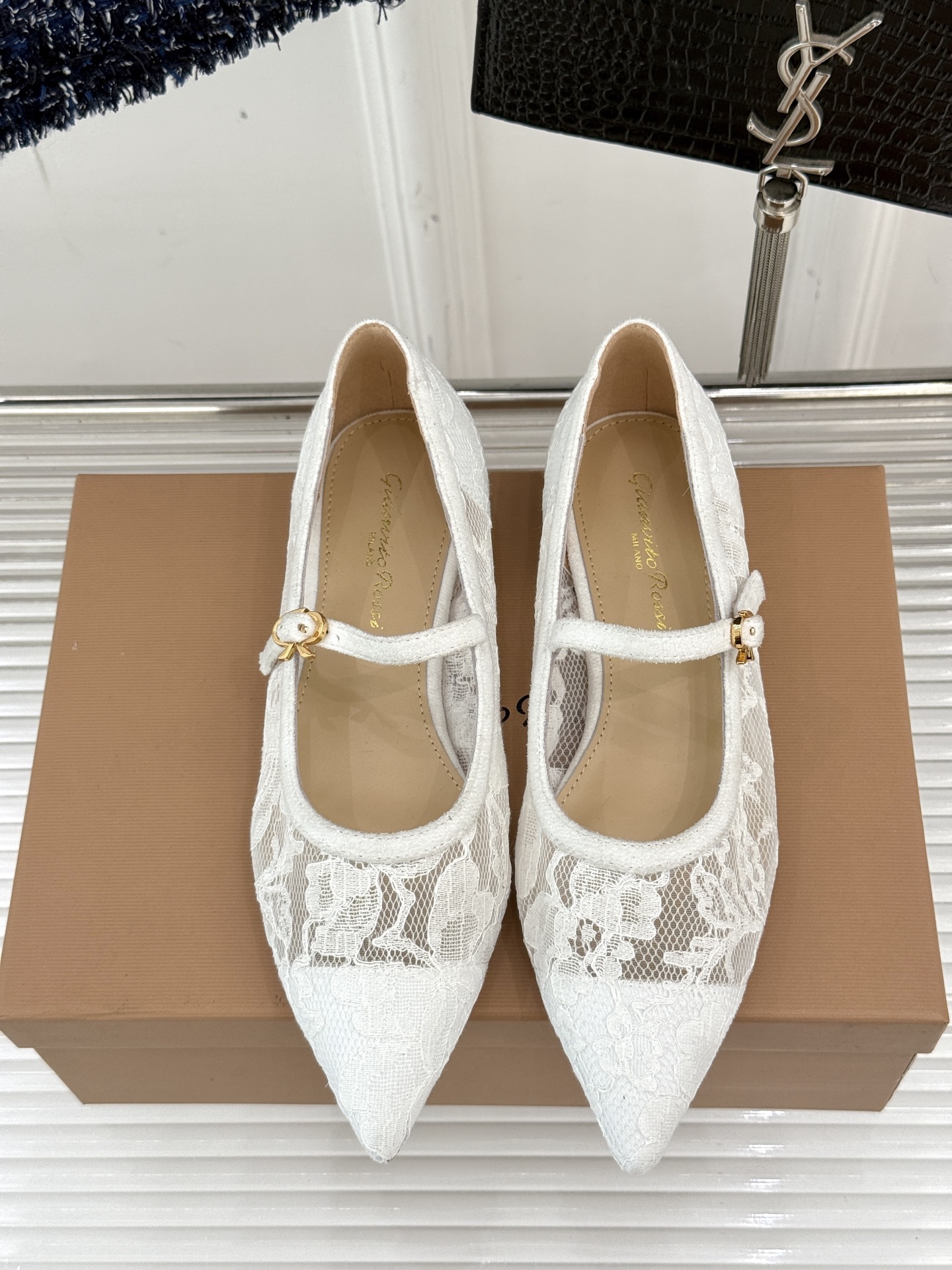 
GianvitoRossi/吉安维托罗西经典
绝美蕾丝尖头玛丽珍鞋
这一季蕾丝系列真的超美😍
若隐若现