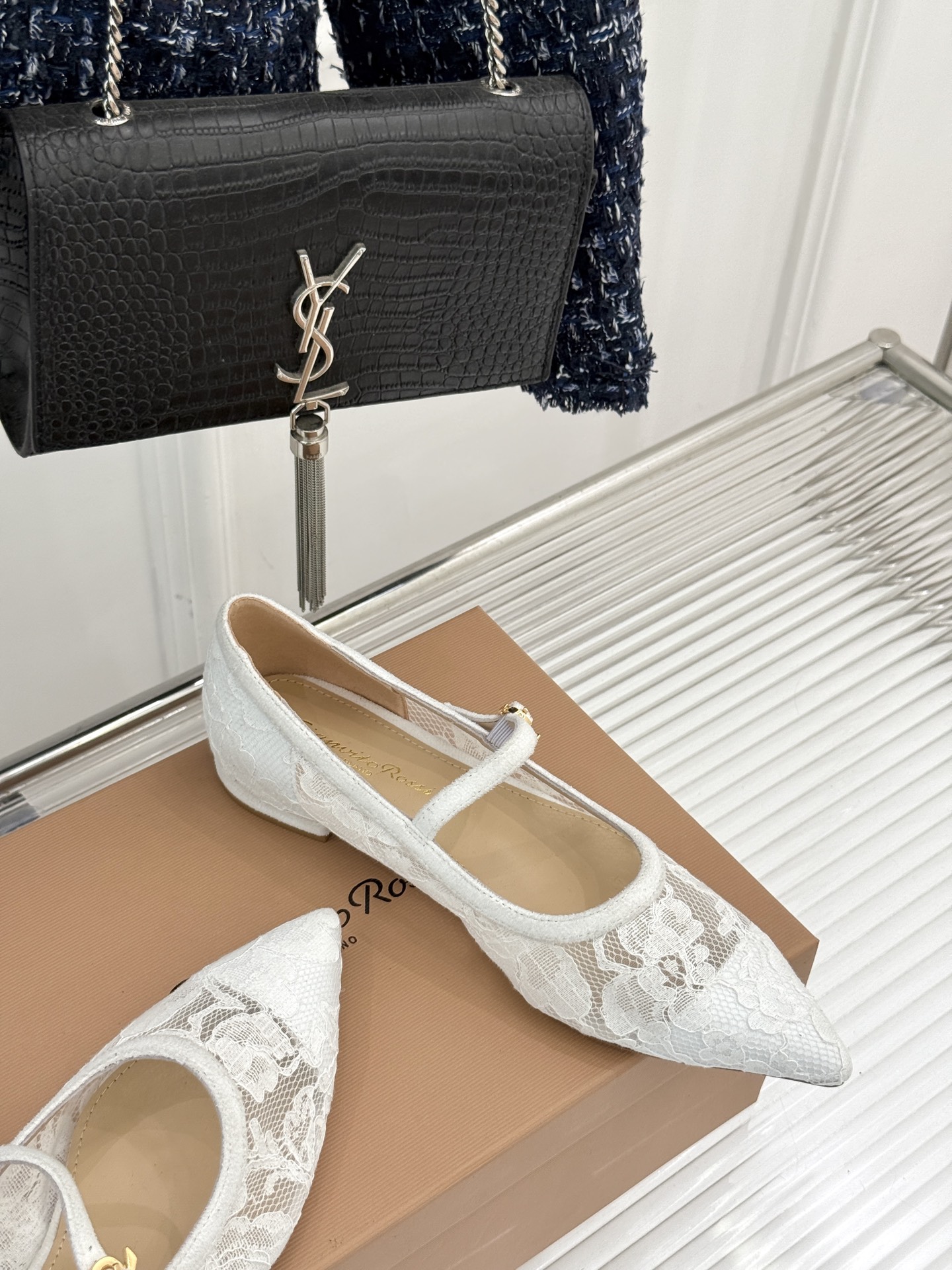 
GianvitoRossi/吉安维托罗西经典
绝美蕾丝尖头玛丽珍鞋
这一季蕾丝系列真的超美😍
若隐若现