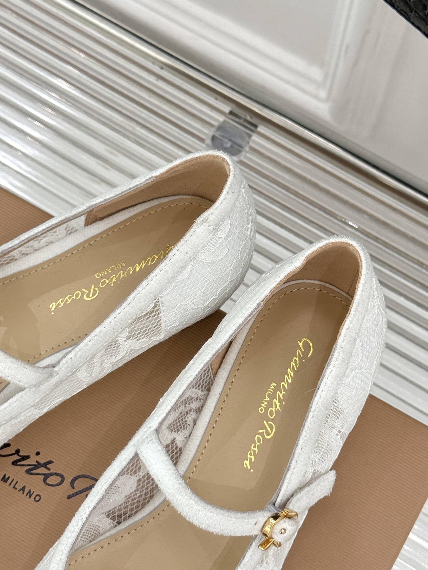 
GianvitoRossi/吉安维托罗西经典
绝美蕾丝尖头玛丽珍鞋
这一季蕾丝系列真的超美😍
若隐若现