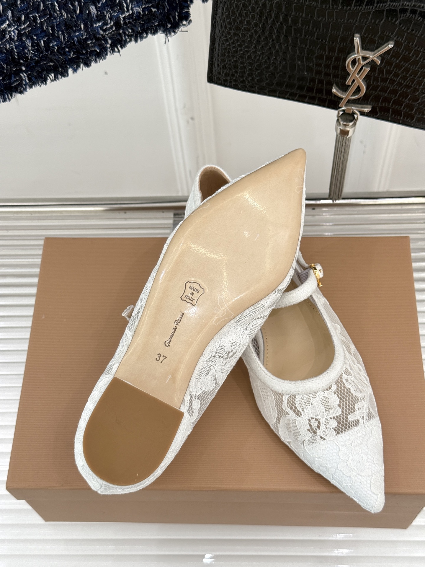
GianvitoRossi/吉安维托罗西经典
绝美蕾丝尖头玛丽珍鞋
这一季蕾丝系列真的超美😍
若隐若现
