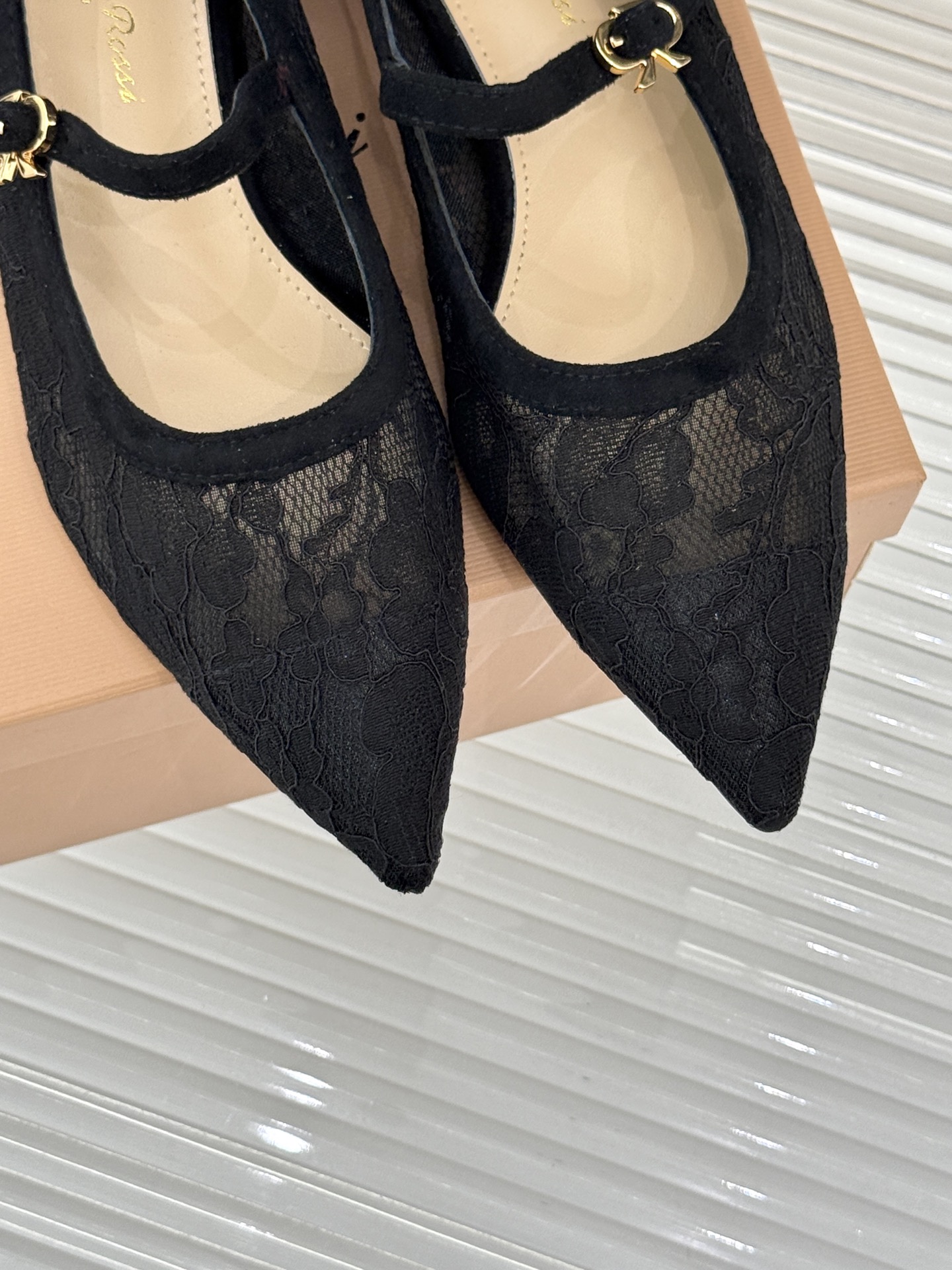 
GianvitoRossi/吉安维托罗西经典
绝美蕾丝尖头玛丽珍鞋
这一季蕾丝系列真的超美😍
若隐若现