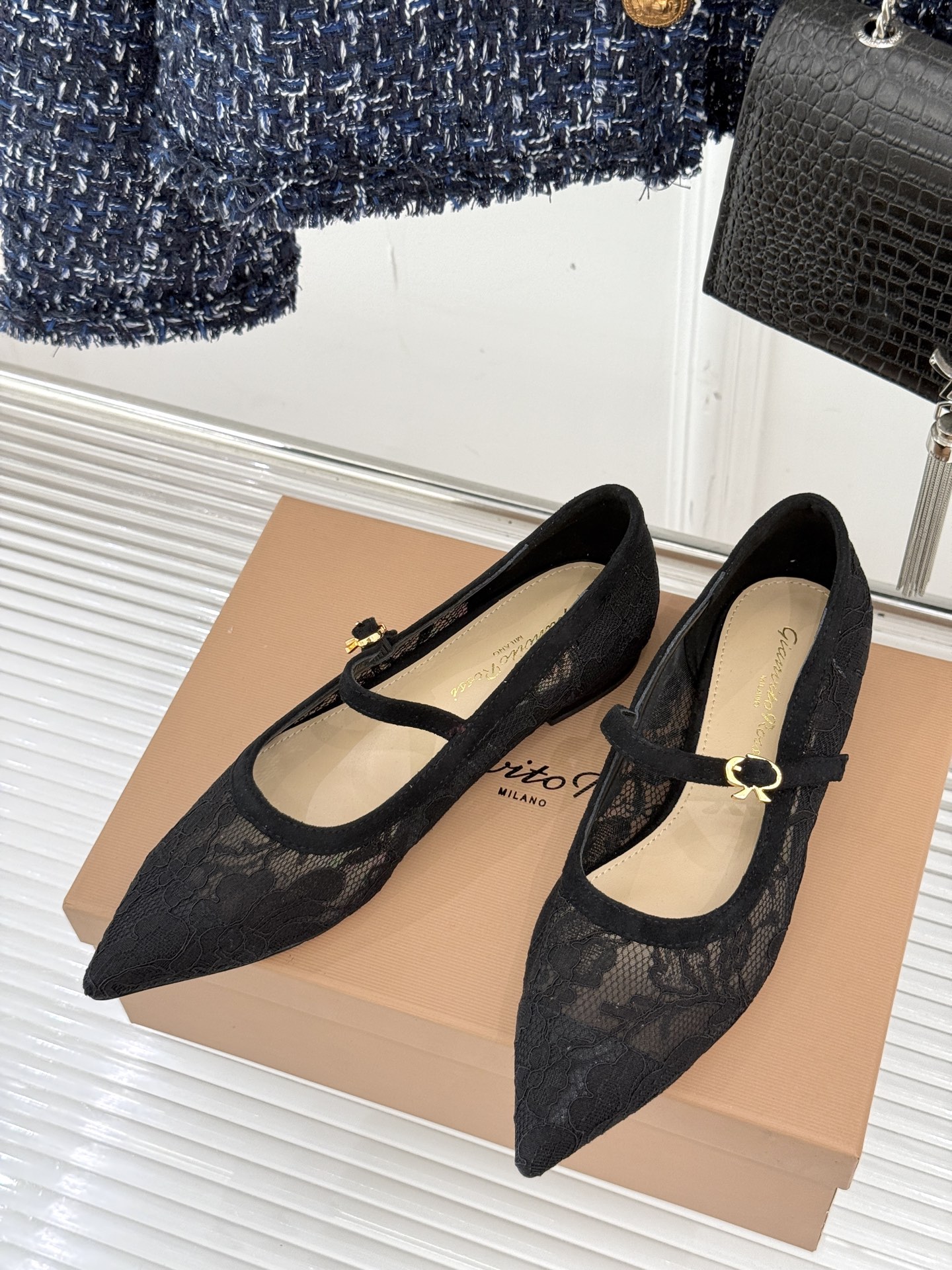 
GianvitoRossi/吉安维托罗西经典
绝美蕾丝尖头玛丽珍鞋
这一季蕾丝系列真的超美😍
若隐若现