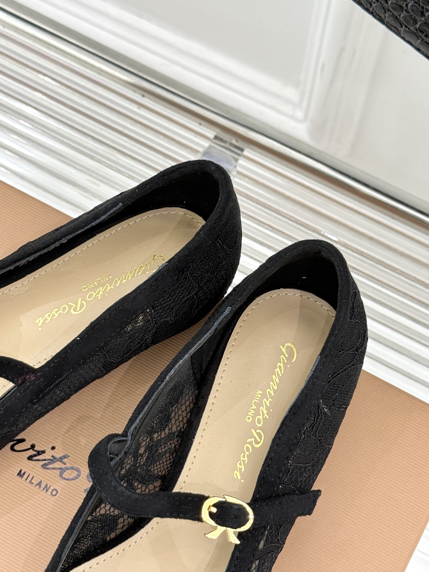 
GianvitoRossi/吉安维托罗西经典
绝美蕾丝尖头玛丽珍鞋
这一季蕾丝系列真的超美😍
若隐若现