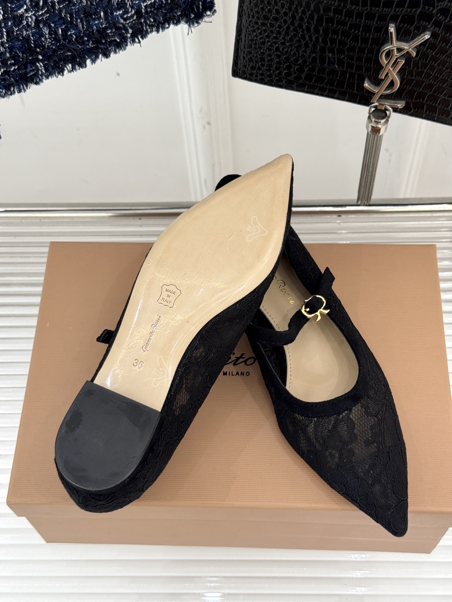 
GianvitoRossi/吉安维托罗西经典
绝美蕾丝尖头玛丽珍鞋
这一季蕾丝系列真的超美😍
若隐若现