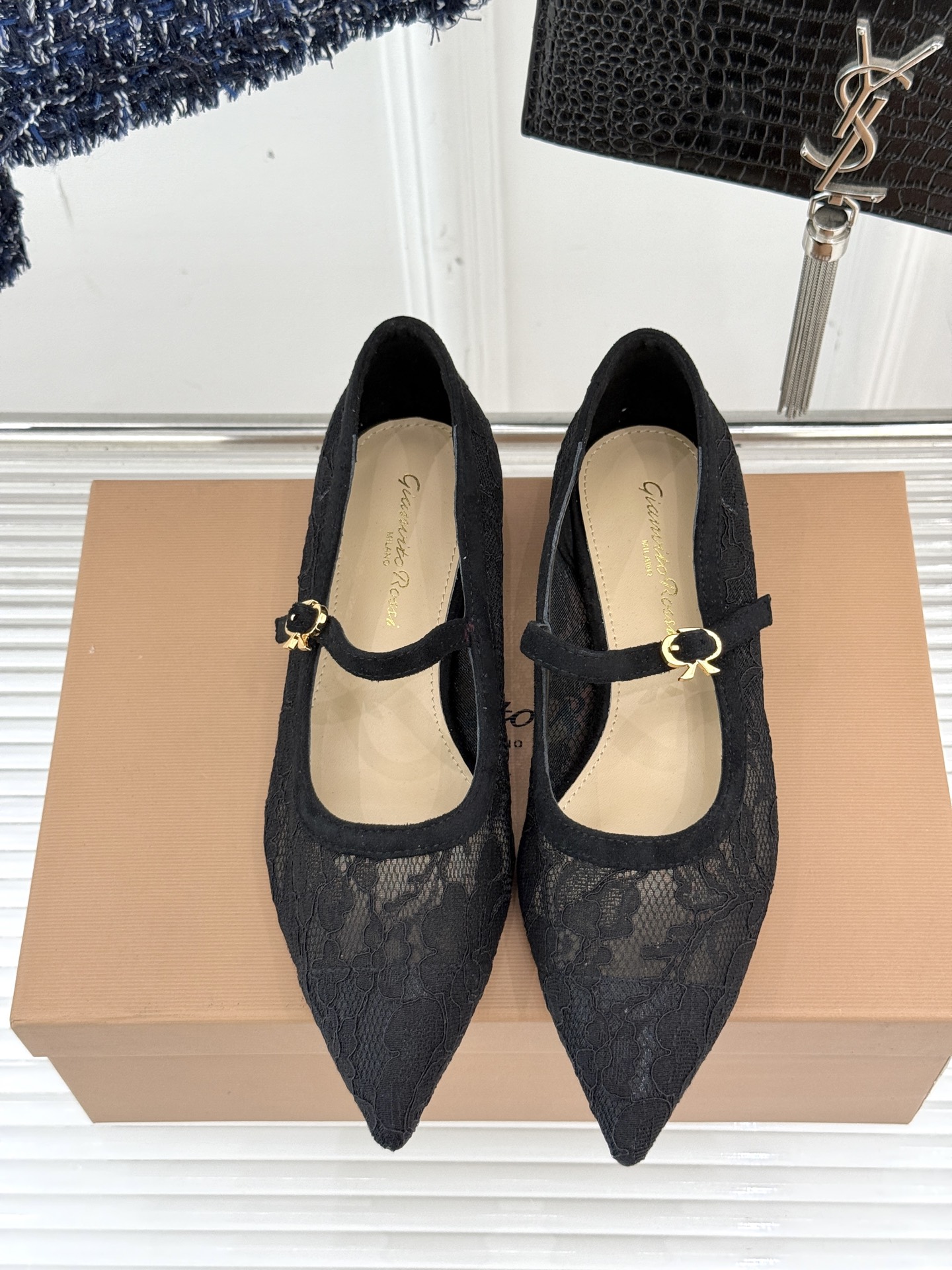 
GianvitoRossi/吉安维托罗西经典
绝美蕾丝尖头玛丽珍鞋
这一季蕾丝系列真的超美😍
若隐若现